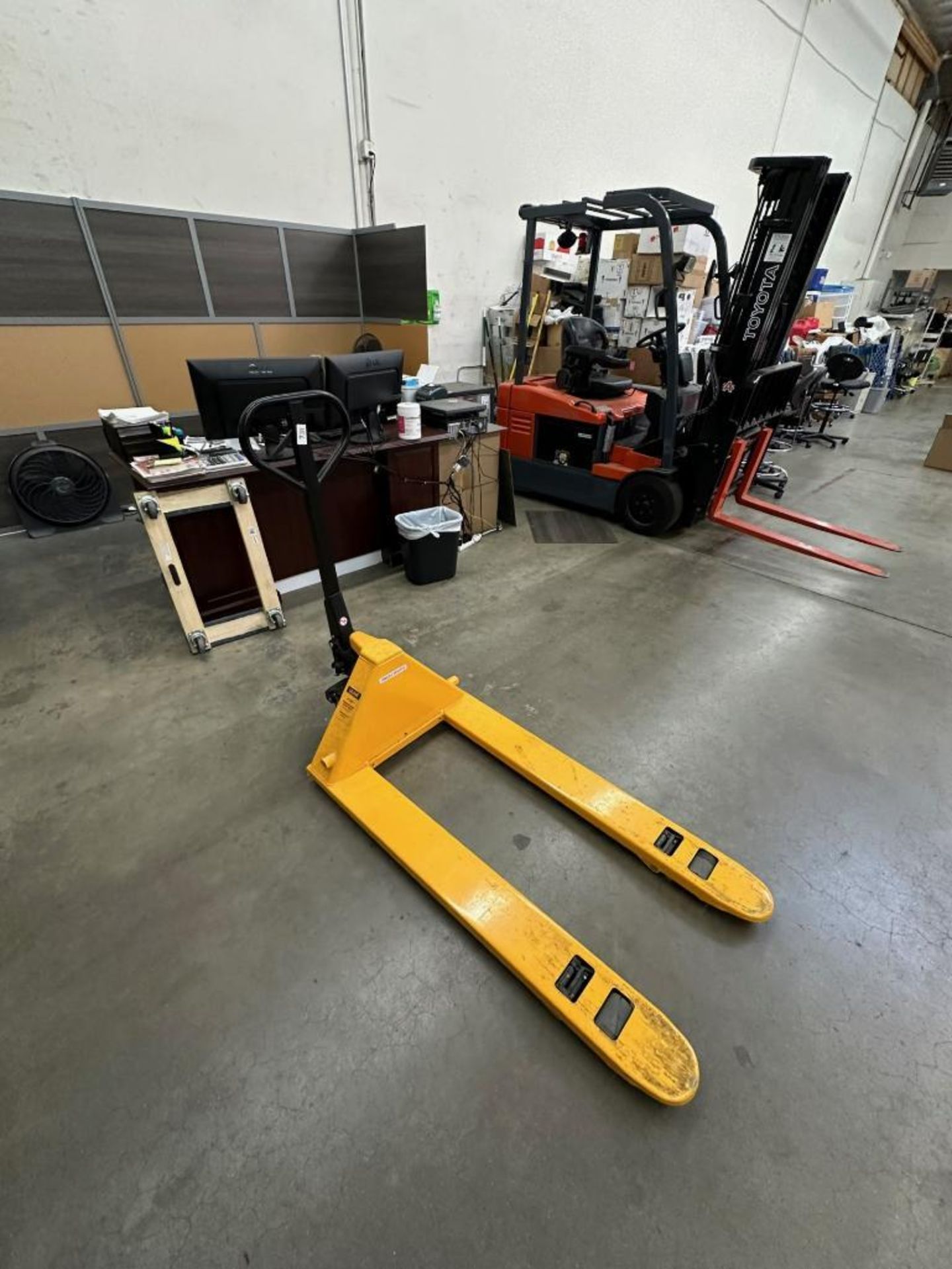 ULINE H-1043 PALLET JACK