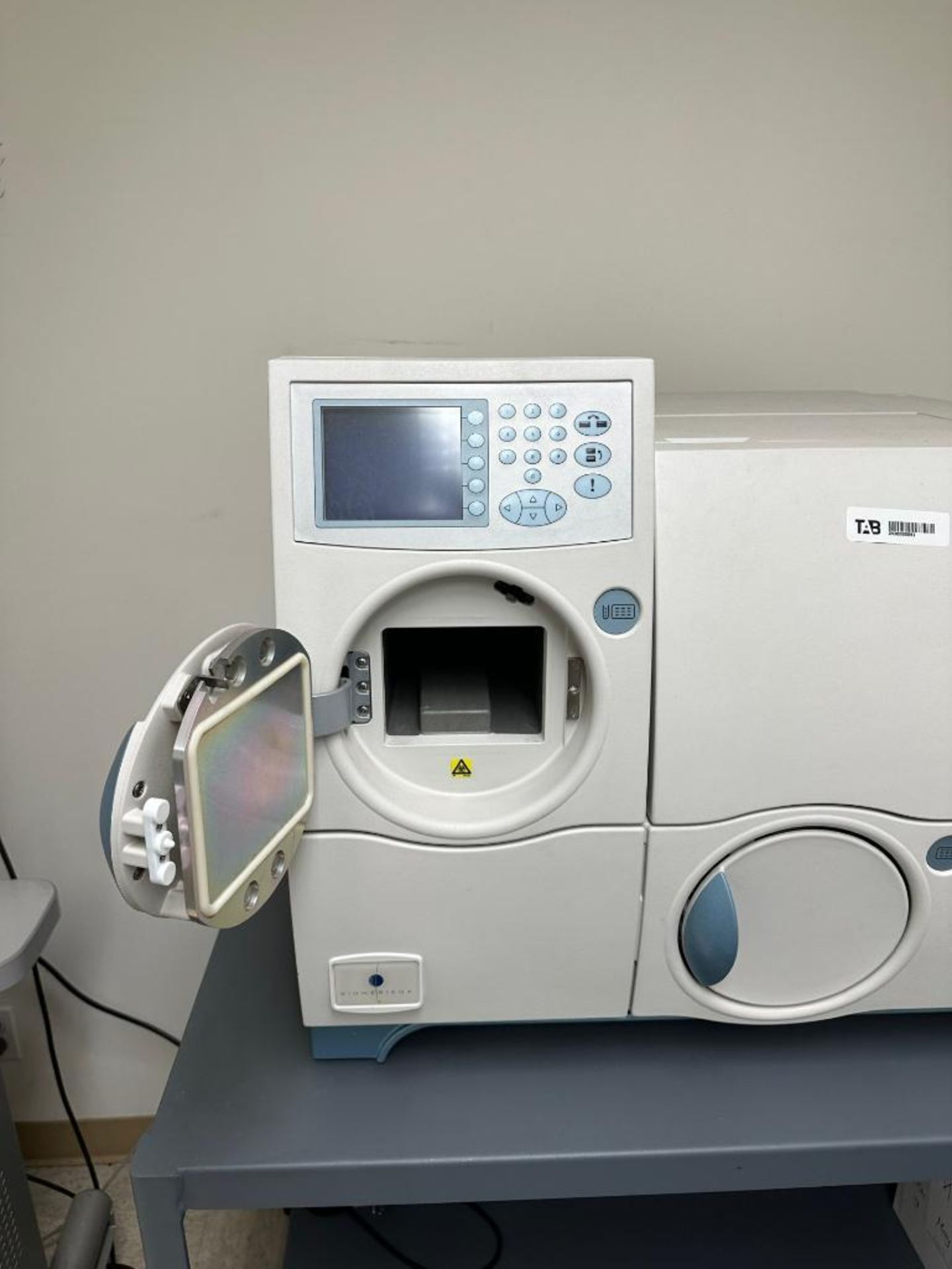 BIOMERIEUX VITEK 2 COMPACT Compact Microbial identification Analyzer System - Image 3 of 3