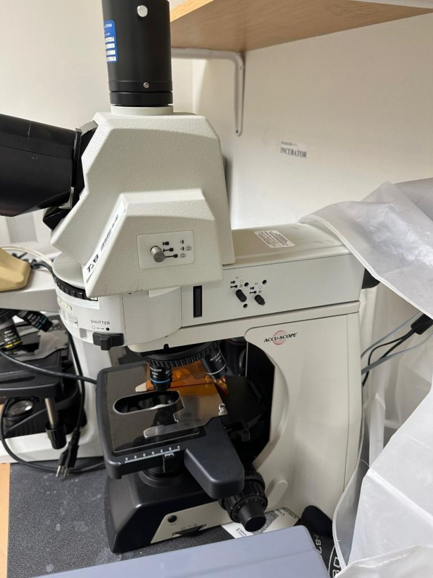 ACCU-SCOPE LAB MICROSCOPE WITH 5 OBJECTIVES - Image 2 of 6