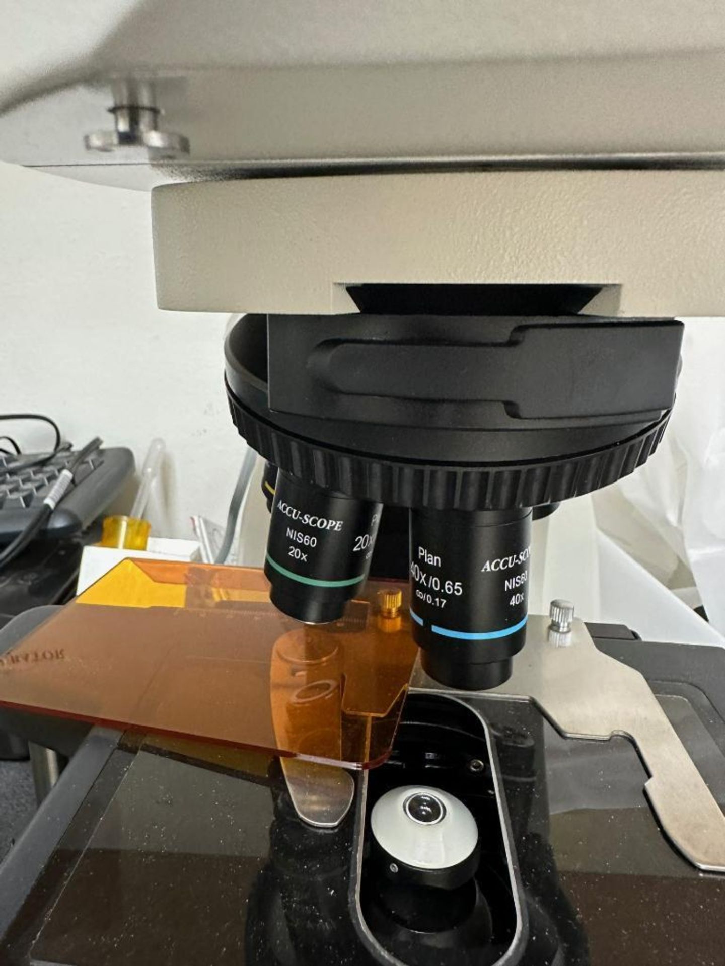 ACCU-SCOPE LAB MICROSCOPE WITH 5 OBJECTIVES - Image 5 of 6