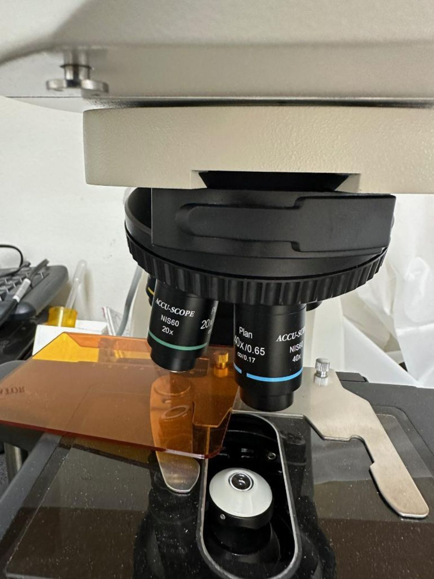 ACCU-SCOPE LAB MICROSCOPE WITH 5 OBJECTIVES - Image 4 of 6