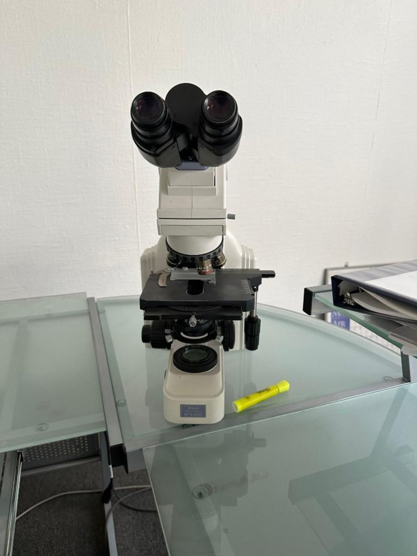 NIKON ECLIPSE E400 LAB MICROSCOPE WITH 4 OBJECTIVES - Image 3 of 4