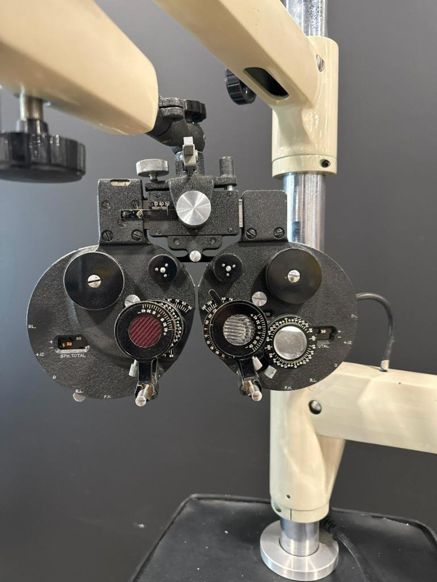 BAUSH & LOMB 71-61-82 SLIT LAMP TO INCLUDE VISION TESTER REFRACTOR PHOROPTOR ON OPTHALMIC STAND - Image 3 of 4