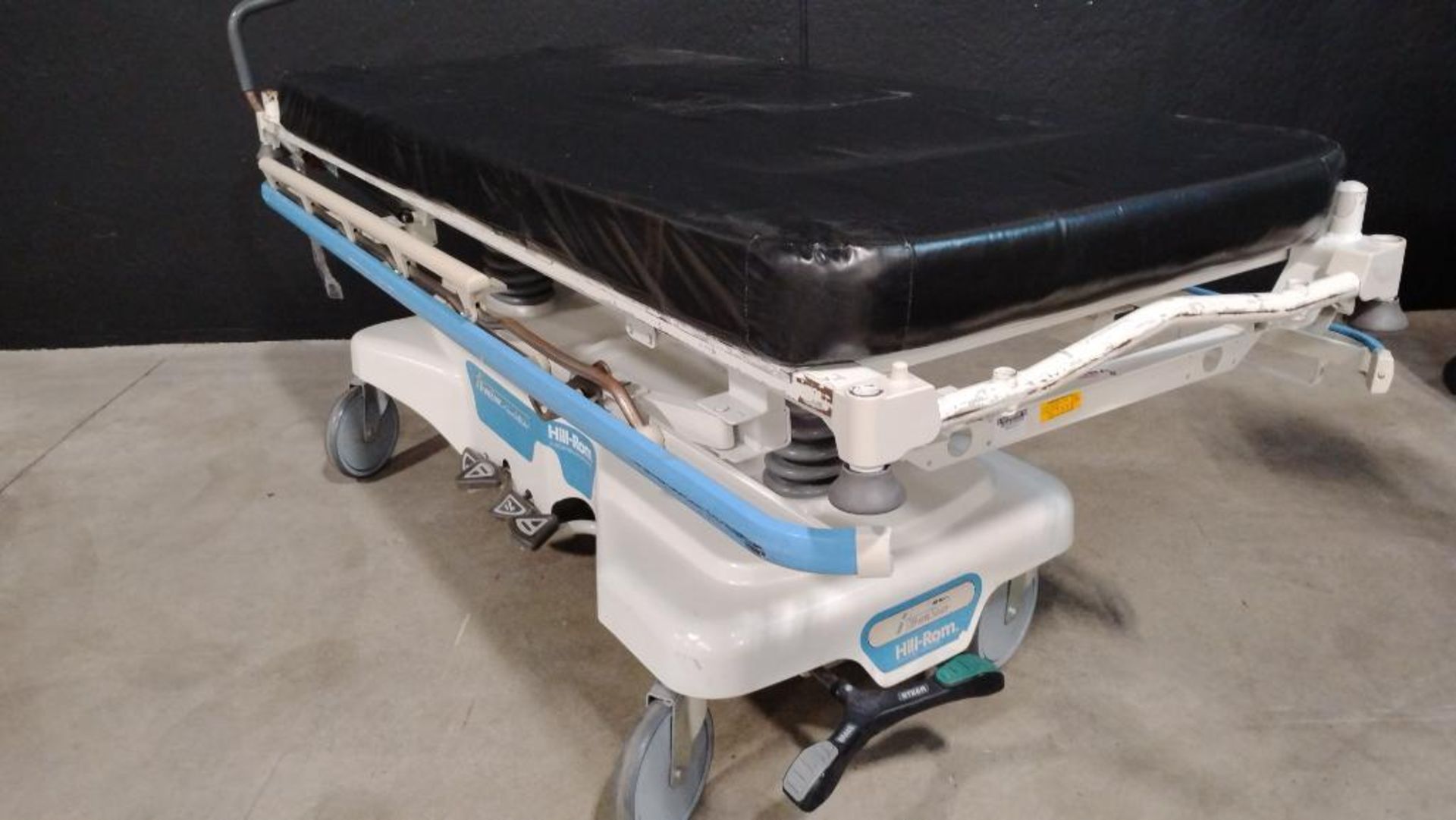 HILL-ROM P8000 STRETCHER (500LBS) - Image 3 of 4