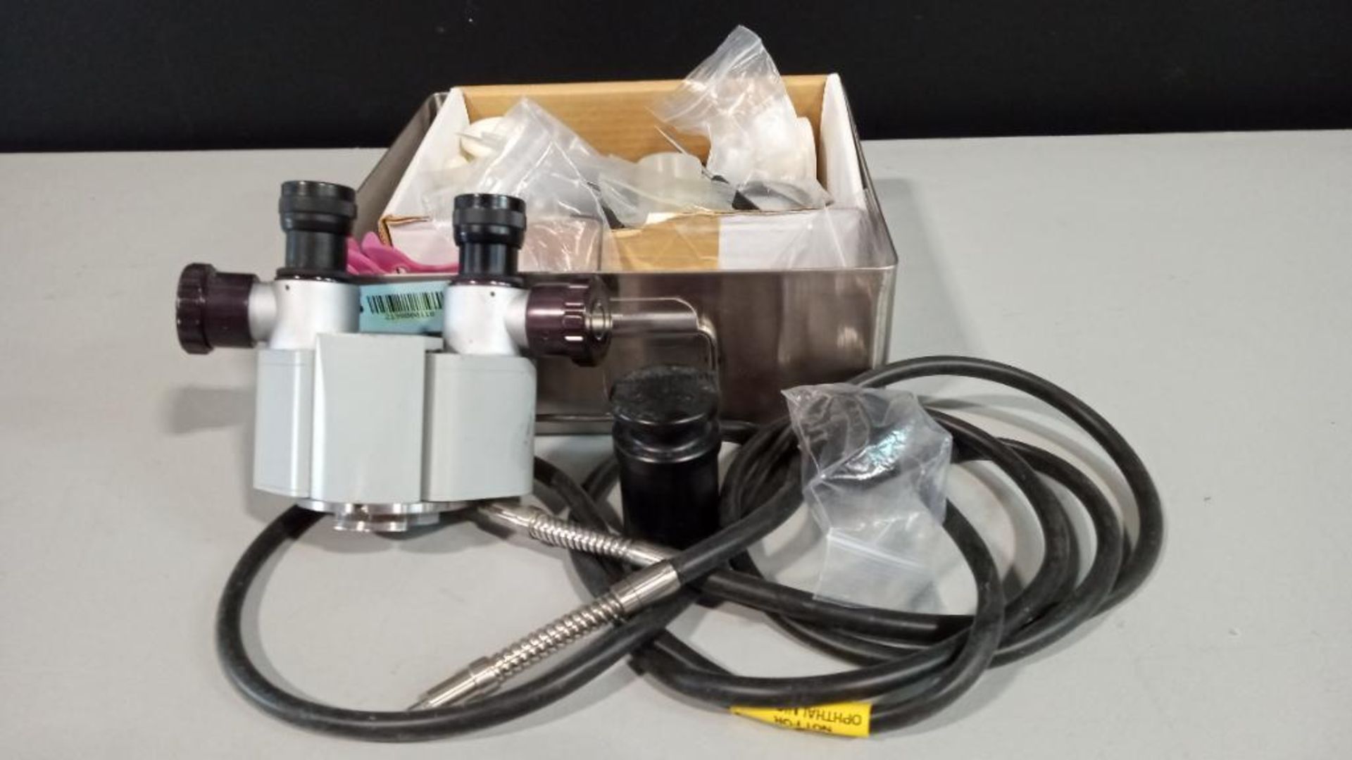 CARL ZEISS SURGICAL MICROSCOPE BINOCULAR WITH EYEPIECES BOTH ARE (12,5X) & ACCESSORIES - Image 3 of 4