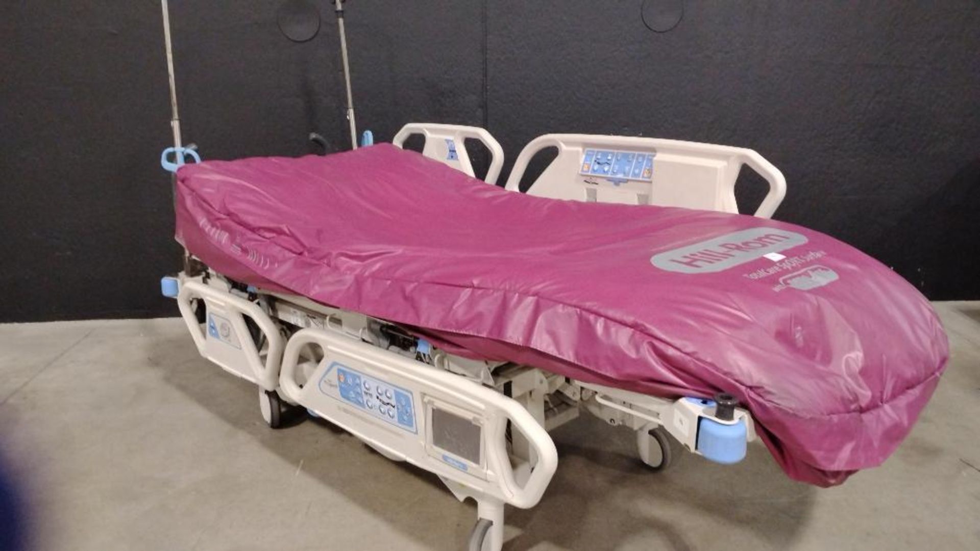 HILL-ROM TOTAL CARE SPORT 2 P1900 HOSPITAL BED - Image 2 of 3