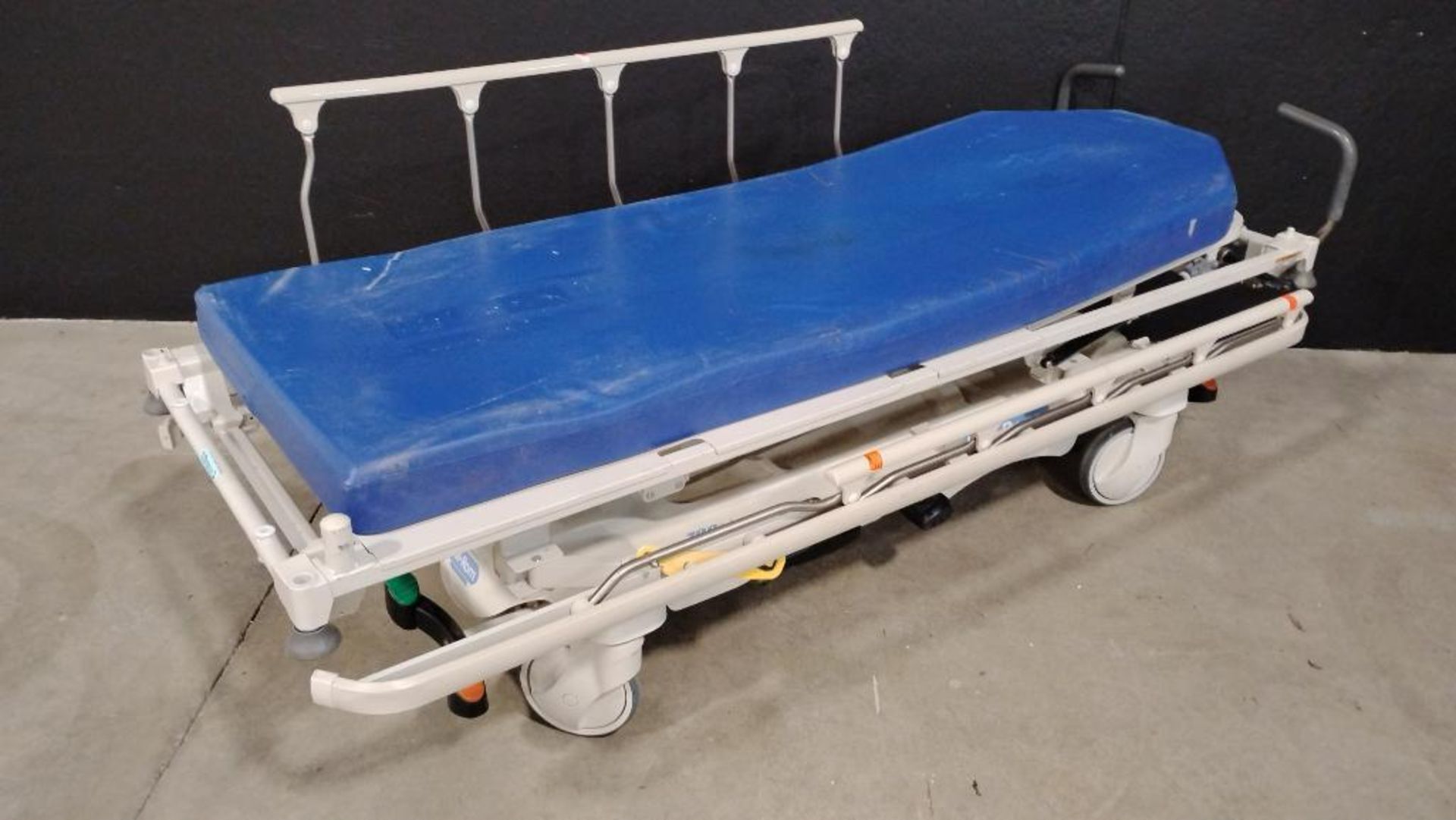 HILL-ROM P8000 STRETCHER - Image 2 of 3
