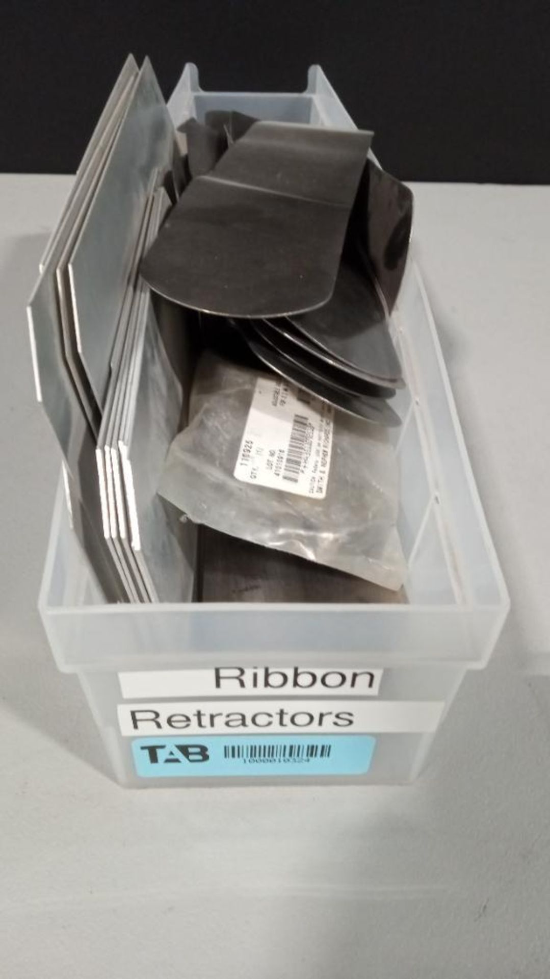 RIBBON RETRACTORS