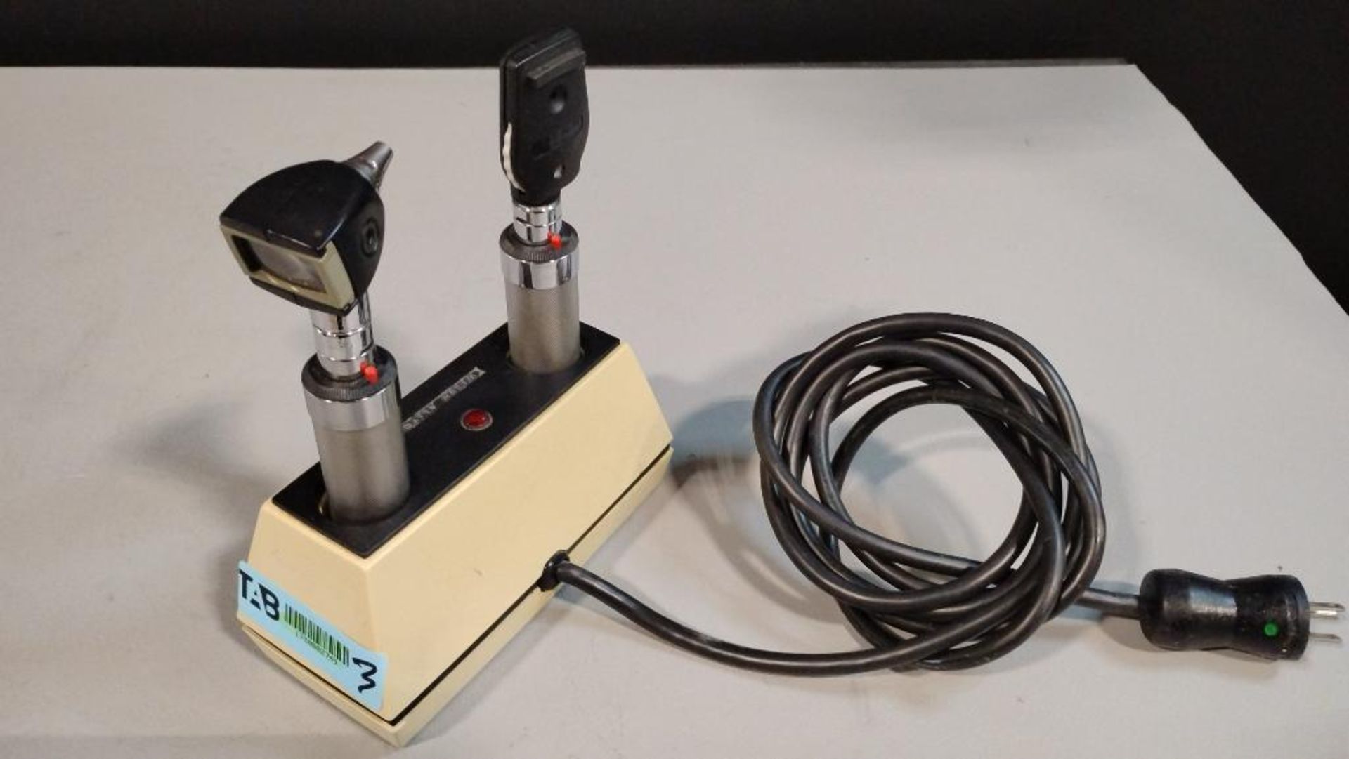 WELCH ALLYN OTO/OPTHALMOSCOPE WITH HEADS & 71110 DOCKING STATION - Image 2 of 3