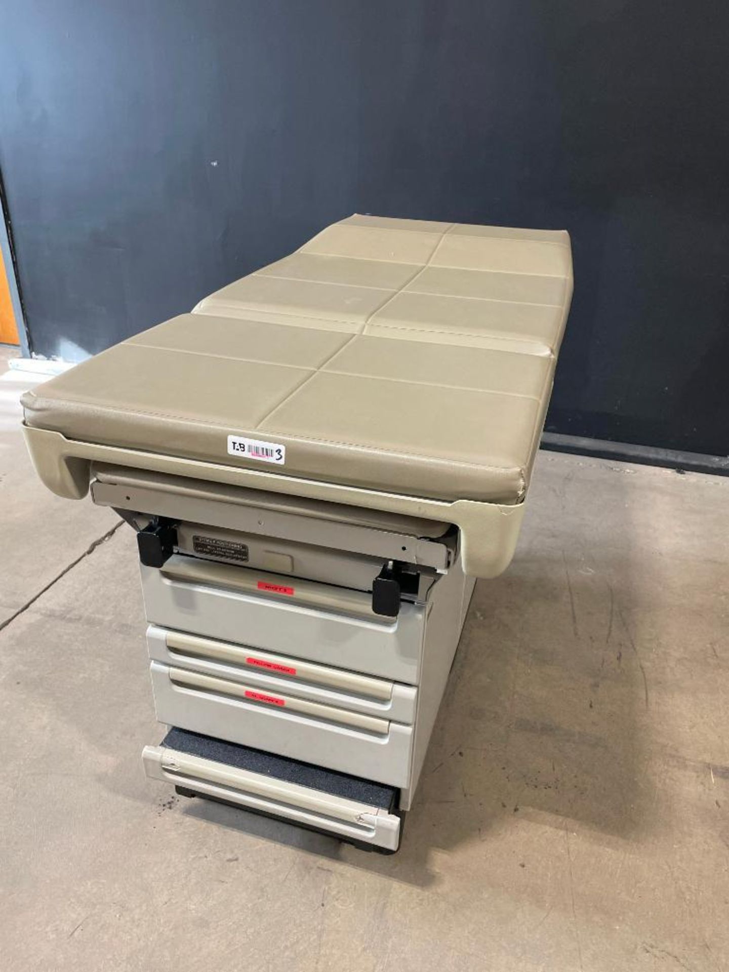 MIDMARK 404 EXAM TABLE - Image 2 of 3