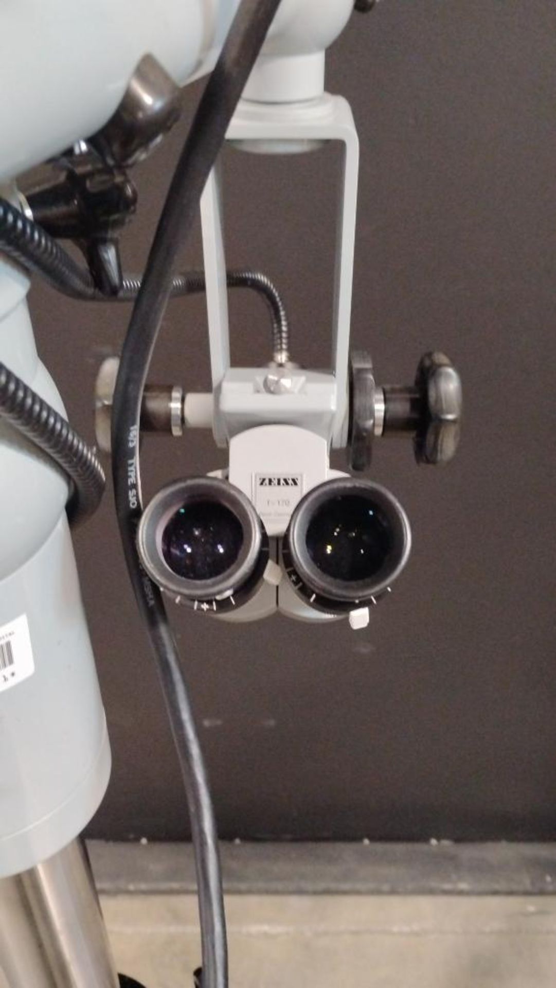 CARL ZEISS SURGICAL MICROSCOPE TO INCLUDE SINGLE MOUNT BINOPCULAR WITH EYEPIECES BOTH ARE (10X/22B) - Image 4 of 5