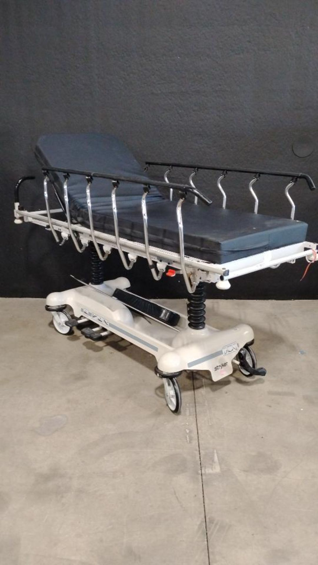 STRYKER 1501 STRETCHER - Image 2 of 4