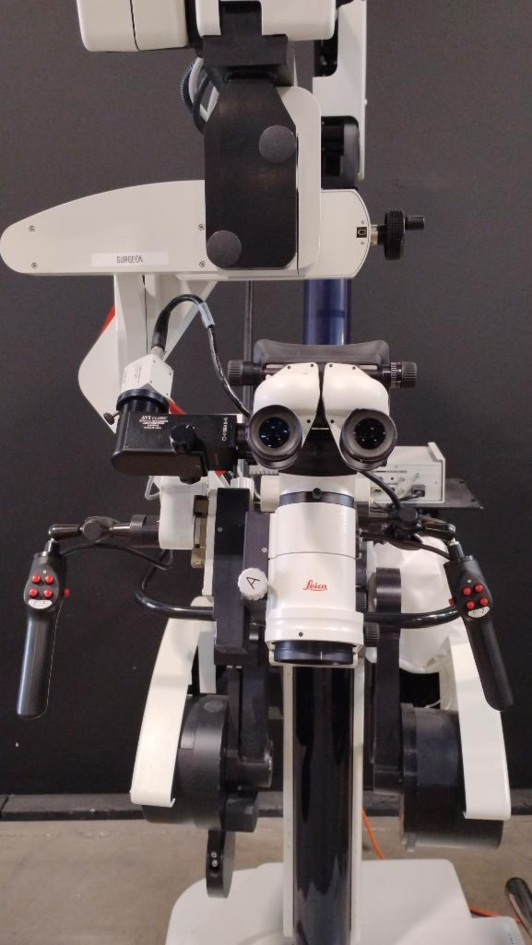 LEICA M500-N NEURO-SURGICAL MICROSCOPE TO INCLUDE DUAL FACE TO FACE BINOCULARS WITH EYEPIECES TWO AR - Image 9 of 9