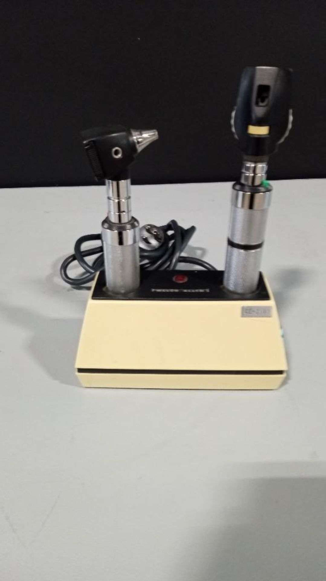 WELCH ALLYN OTO/OPTHALMOSCOPE WITH HEADS & 71110 DOCKING STATION