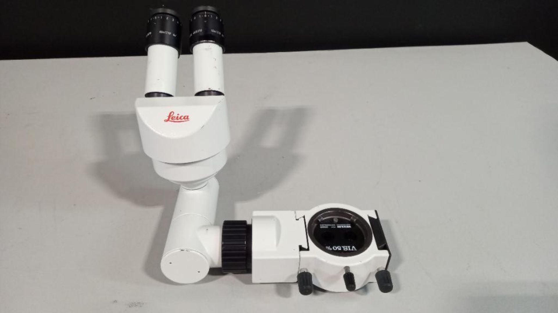 LEICA SURGICAL MICROSCOPE BINOCULAR WITH EYEPIECES BOTH ARE (10X/21B) - Image 3 of 3