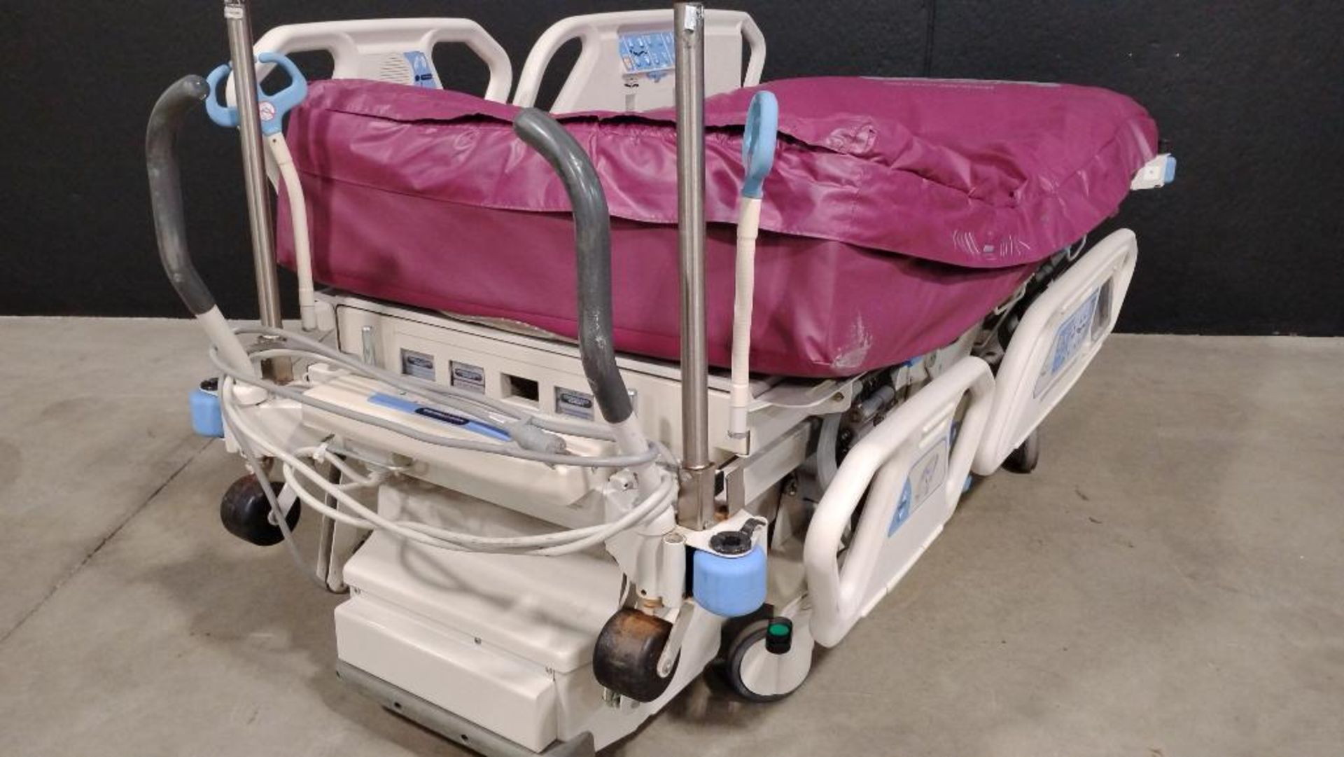 HILL-ROM TOTAL CARE SPORT 2 P1900 HOSPITAL BED - Image 3 of 3