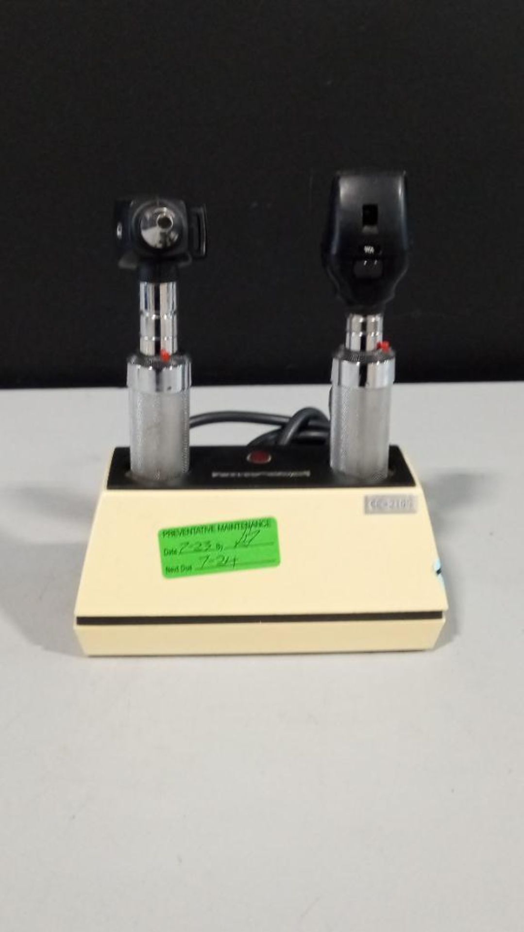 WELCH ALLYN OTO/OPTHALMOSCOPE WITH HEADS & 71110 DOCKING STATION - Image 2 of 3