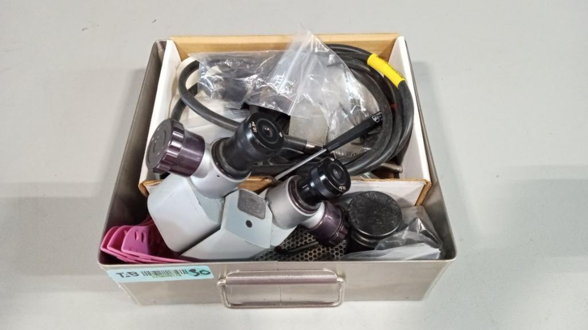 CARL ZEISS SURGICAL MICROSCOPE BINOCULAR WITH EYEPIECES BOTH ARE (12,5X) & ACCESSORIES - Image 2 of 4