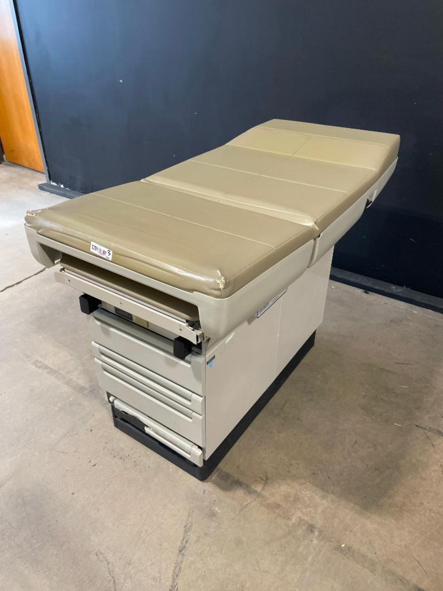 MIDMARK 404 EXAM TABLE - Image 2 of 3