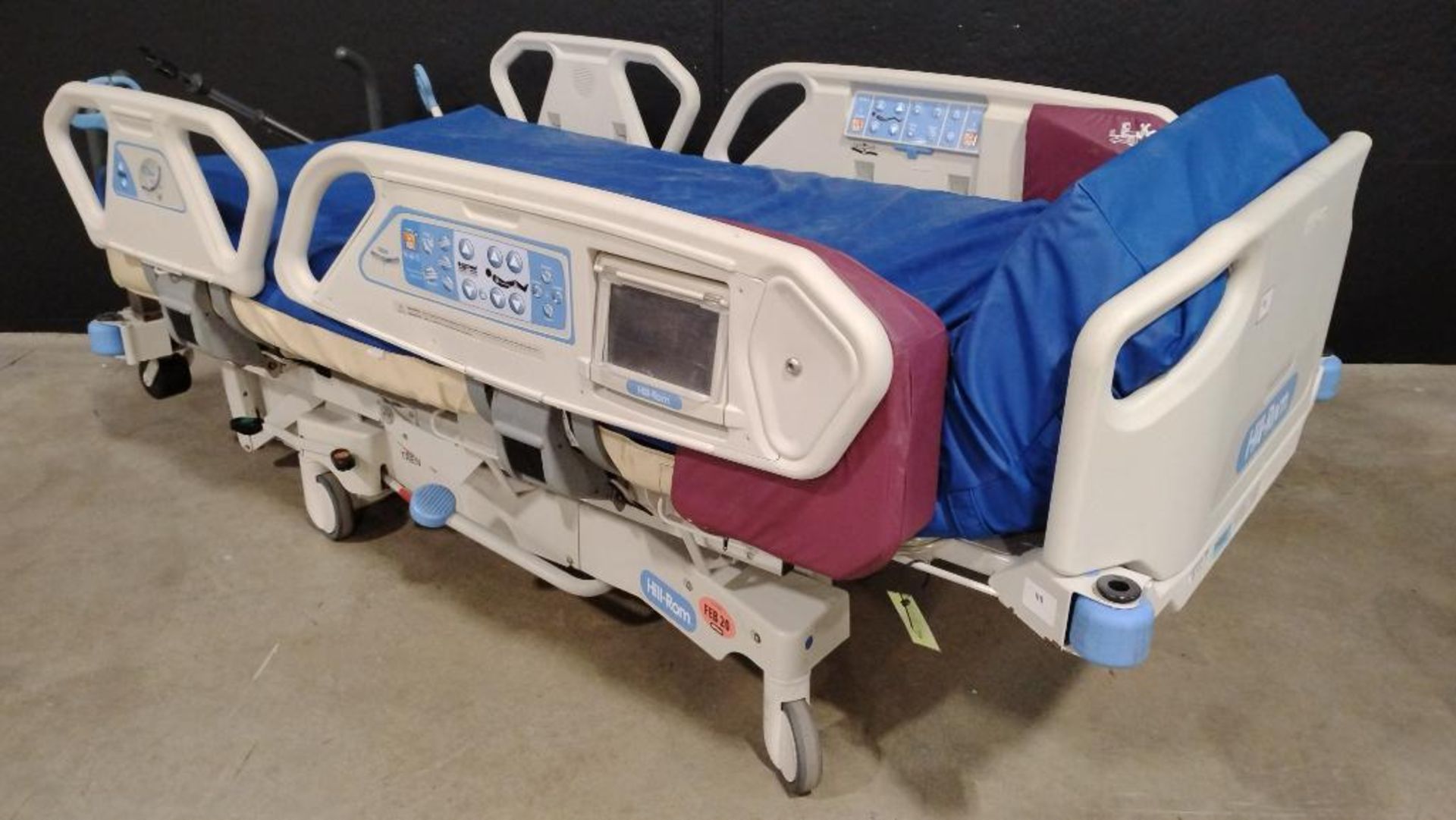 HILL-ROM TOTAL CARE SPORT 2 P1900 HOSPITAL BED - Image 2 of 3