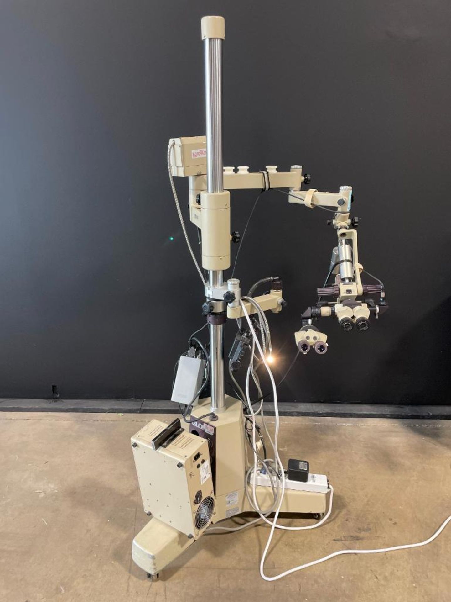 URBAN M5 SURGICAL MICROSCOPE TO INCLUDE DUAL MOUNT BINOCULARS WITH EYEPIECES TWO ARE (M1010G) TWO AR