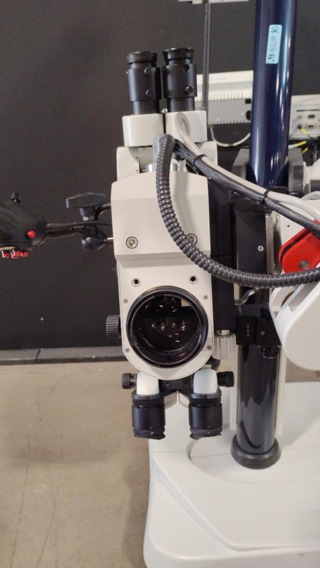 LEICA M500-N NEURO-SURGICAL MICROSCOPE TO INCLUDE DUAL FACE TO FACE BINOCULARS WITH EYEPIECES TWO AR - Image 8 of 9