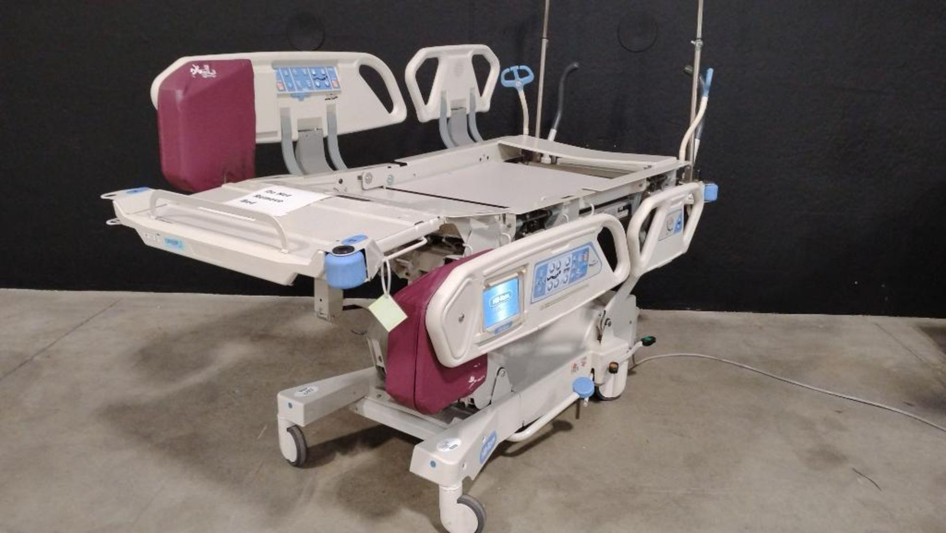 HILL-ROM TOTAL CARE SPORT 2 P1900 HOSPITAL BED