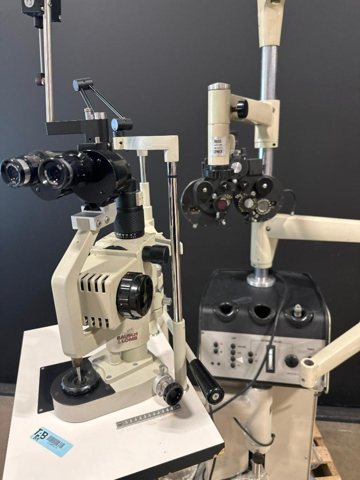 BAUSH & LOMB 71-61-82 SLIT LAMP TO INCLUDE VISION TESTER REFRACTOR PHOROPTOR ON OPTHALMIC STAND - Image 2 of 4