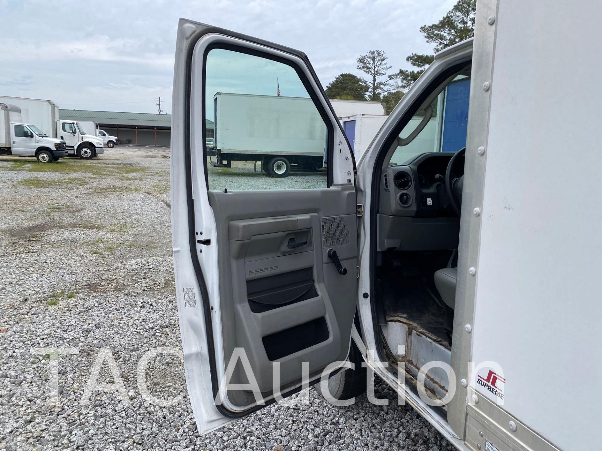 2015 Ford Econoline E-350 16ft Box Truck - Image 15 of 44