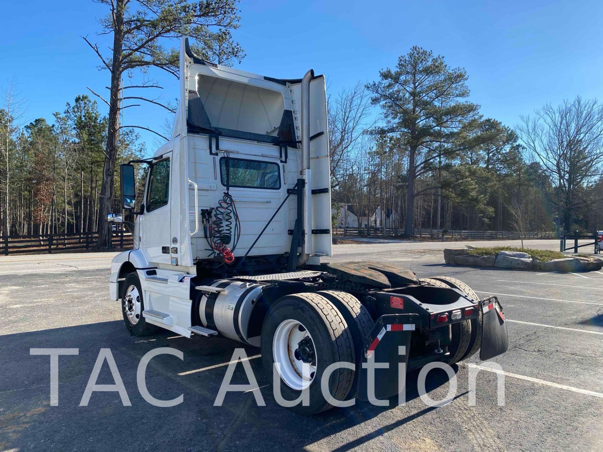 2015 Volvo VNM Day Cab - Image 3 of 59