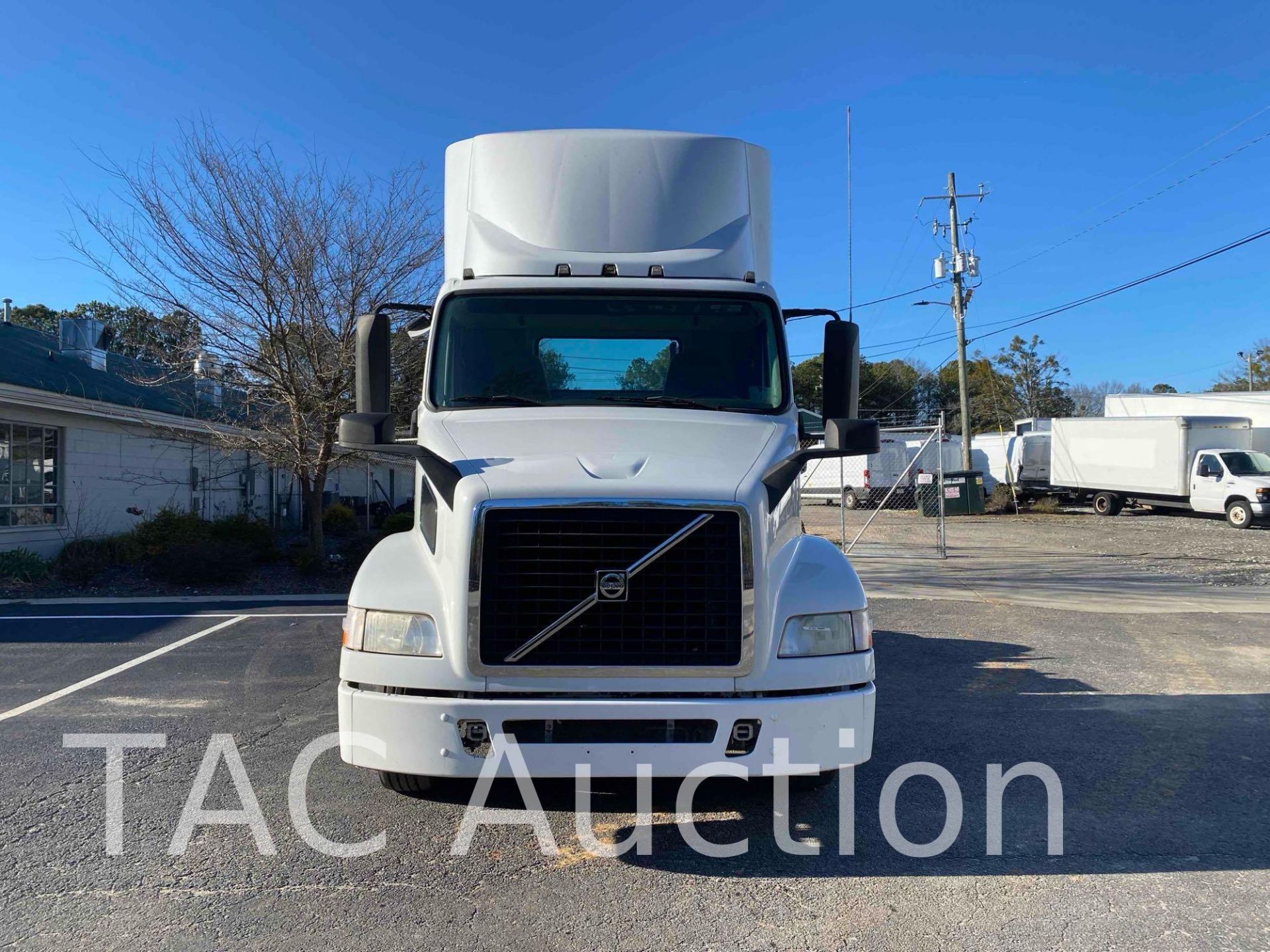 2015 Volvo VNM Day Cab - Image 8 of 59