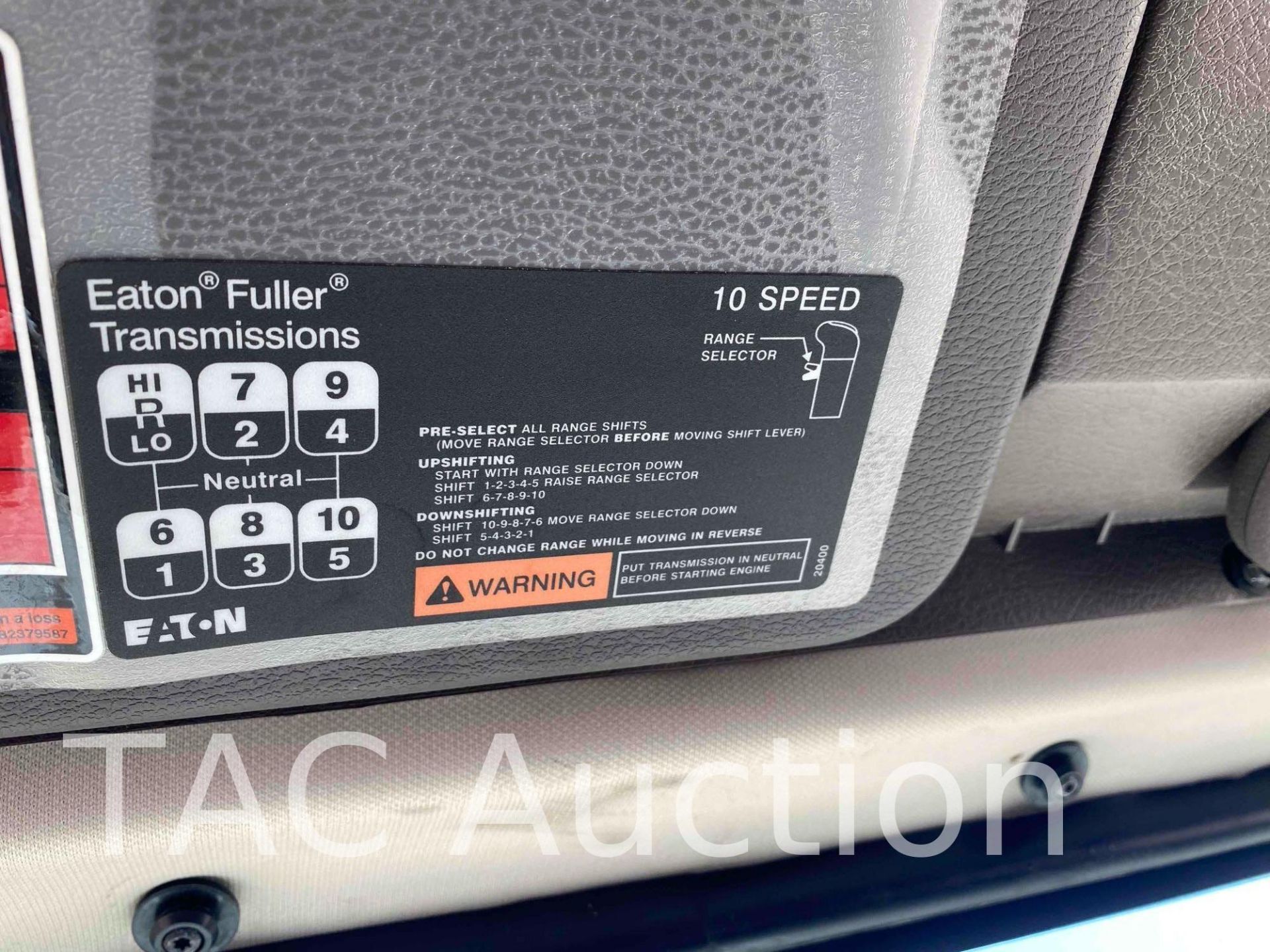 2015 Volvo VNM Day Cab - Image 19 of 59