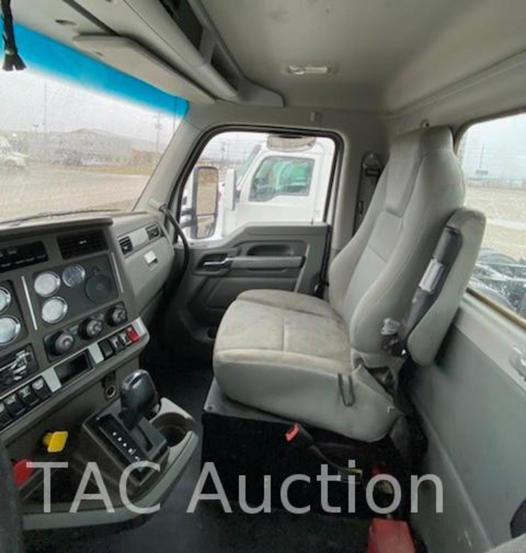 2018 Kenworth T880 Day Cab - Image 14 of 55