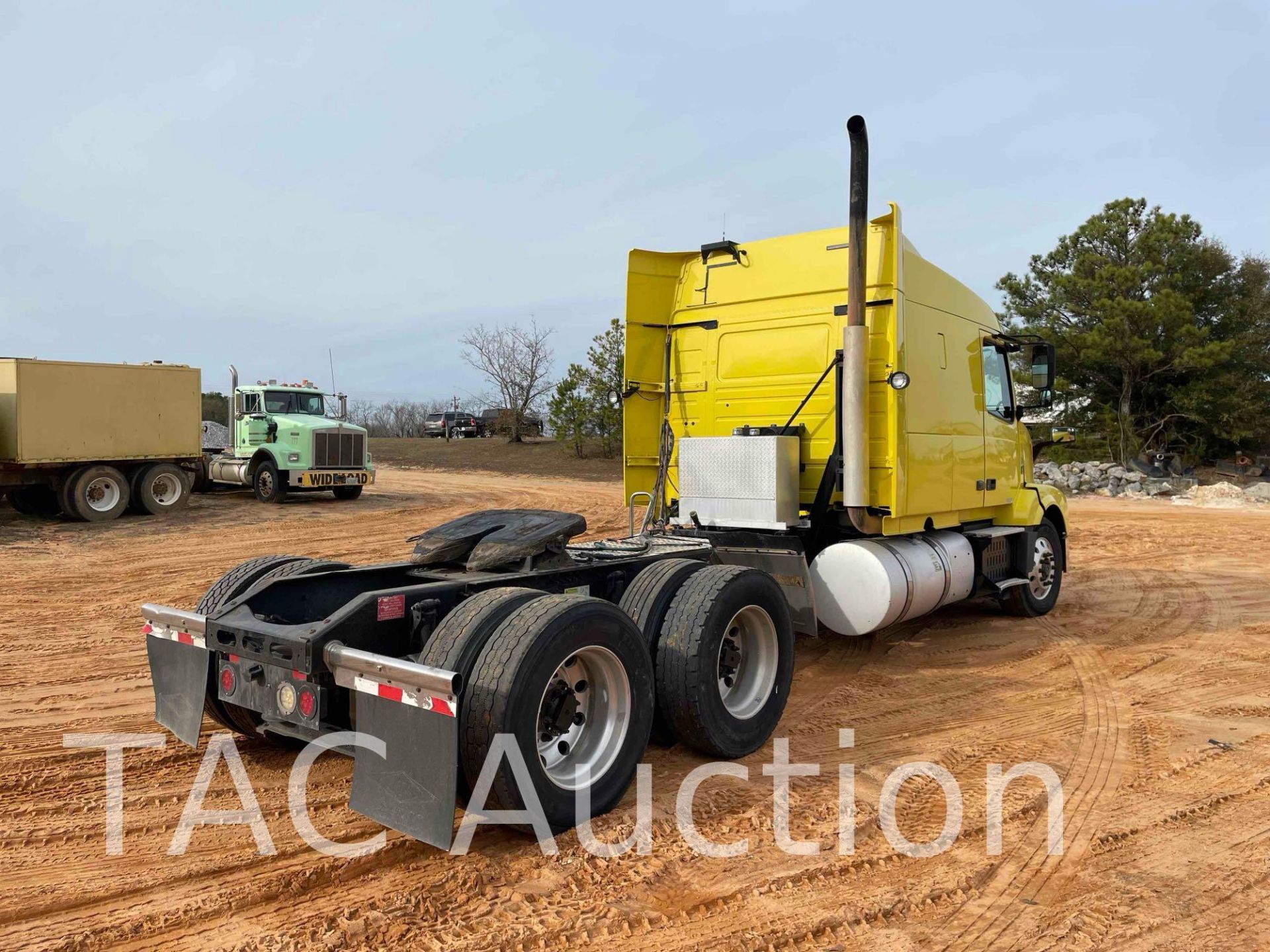 2014 Volvo VNL Sleeper Truck - Image 5 of 82