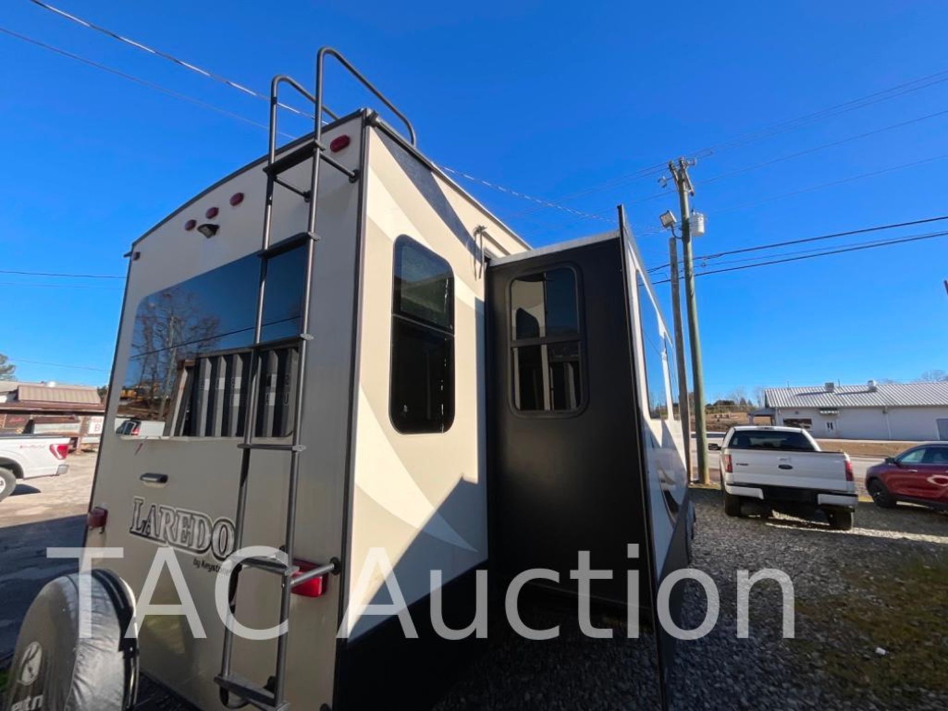 2017 Keystone Laredo LA350FB17 35ft Fifth Wheel Camper - Image 7 of 73