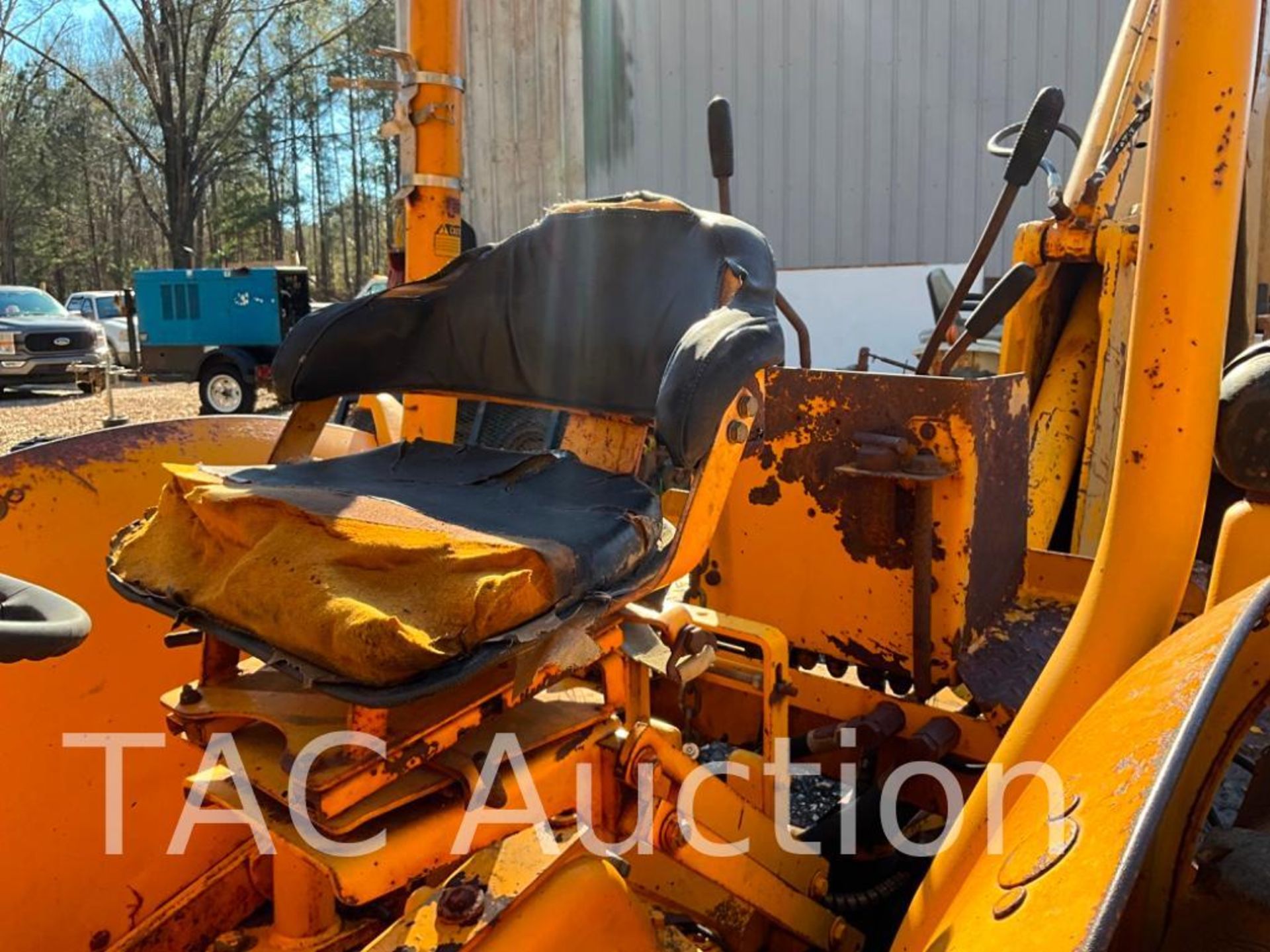 John Deere 401-C Backhoe Loader - Image 12 of 40