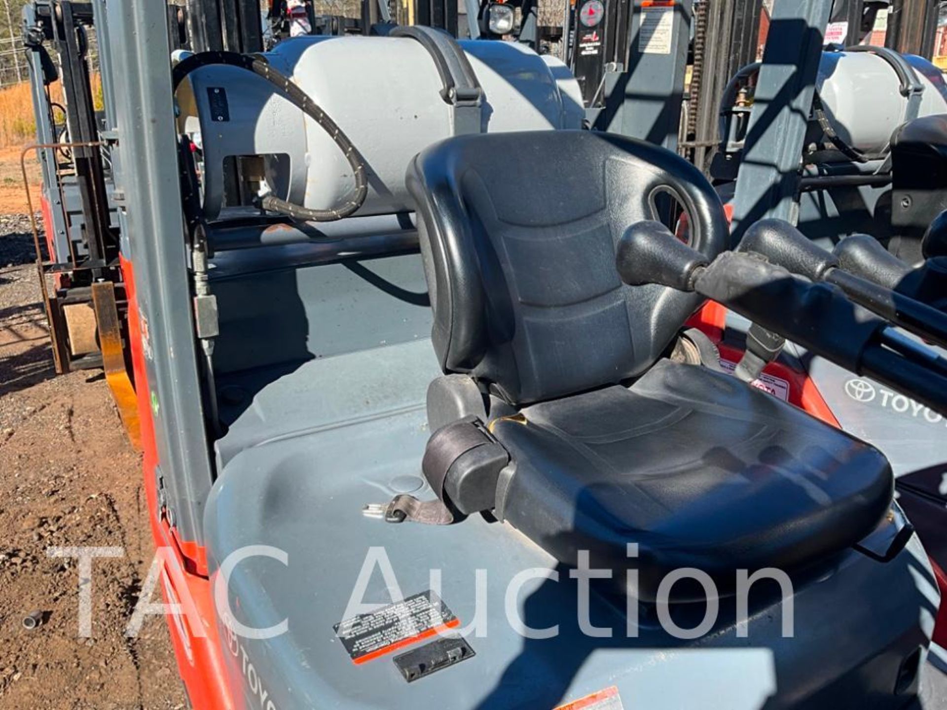 2015 Toyota 8FGCU25 5000lb Forklift - Image 16 of 32