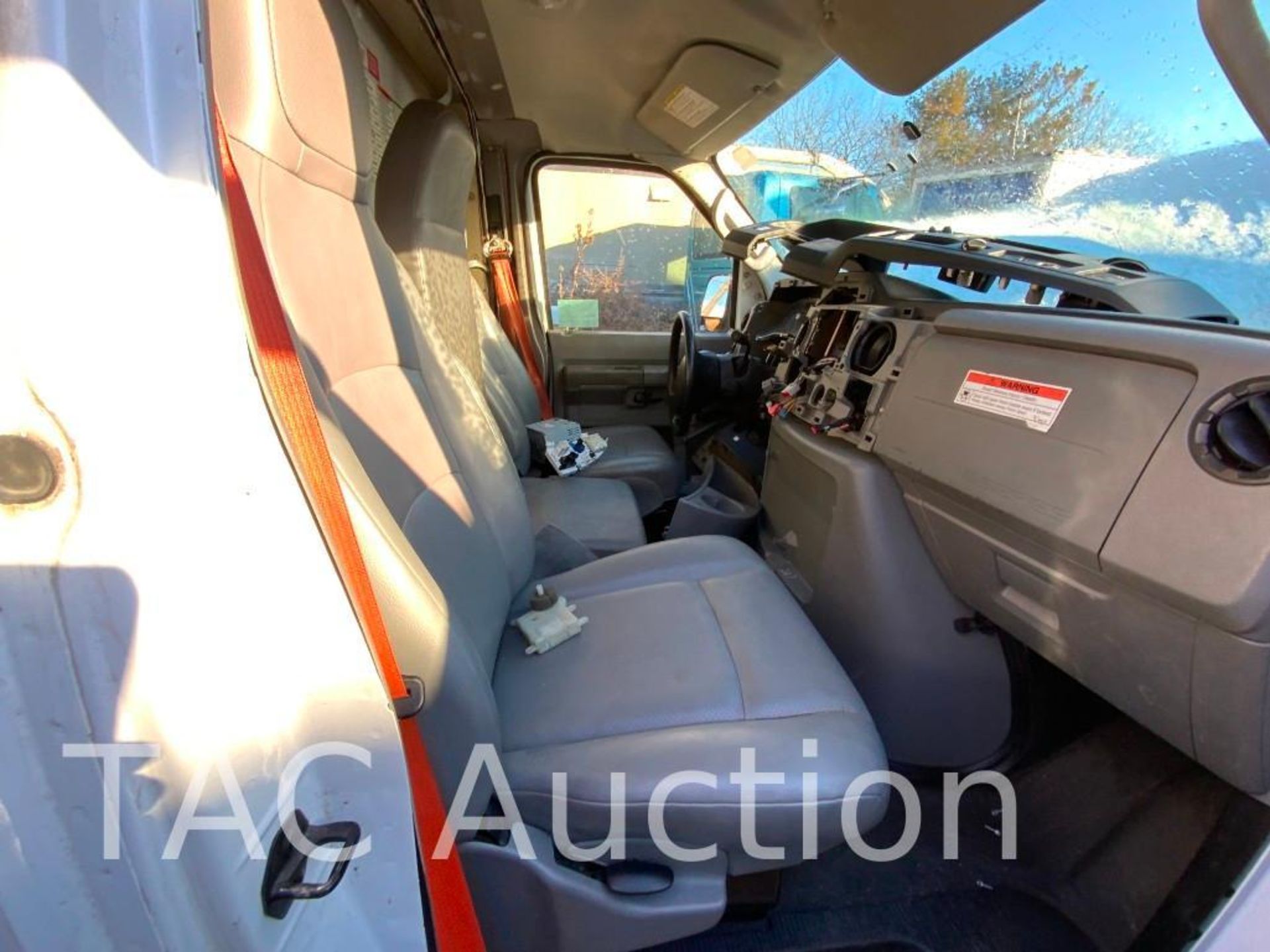 2014 Ford E-350 Cutaway Van - Image 14 of 32