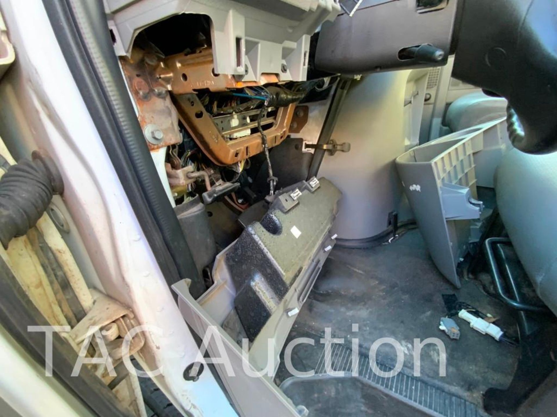 2014 Ford E-350 Cutaway Van - Image 11 of 32