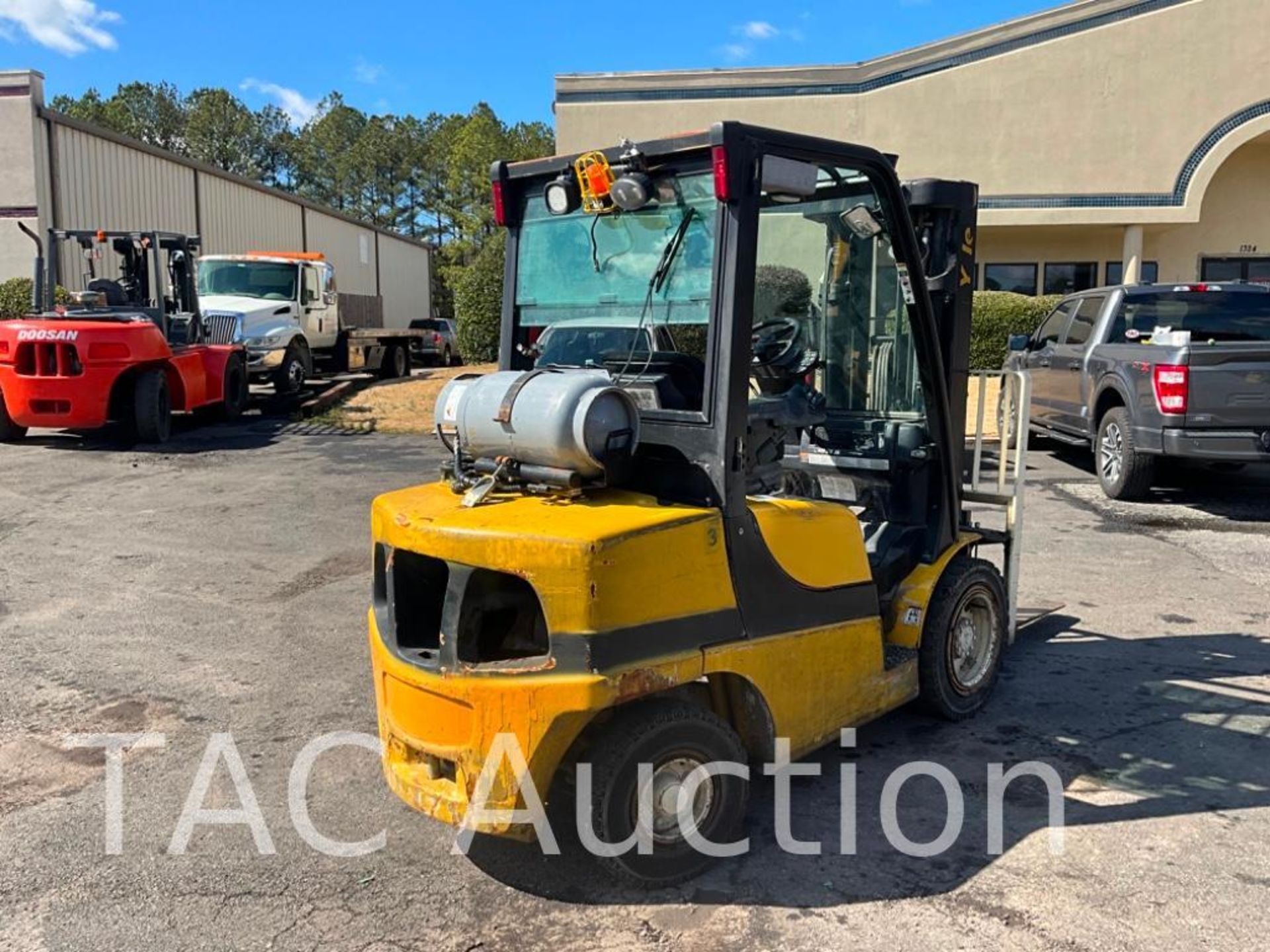 Yale GLP070 7,000lb Forklift - Image 5 of 36