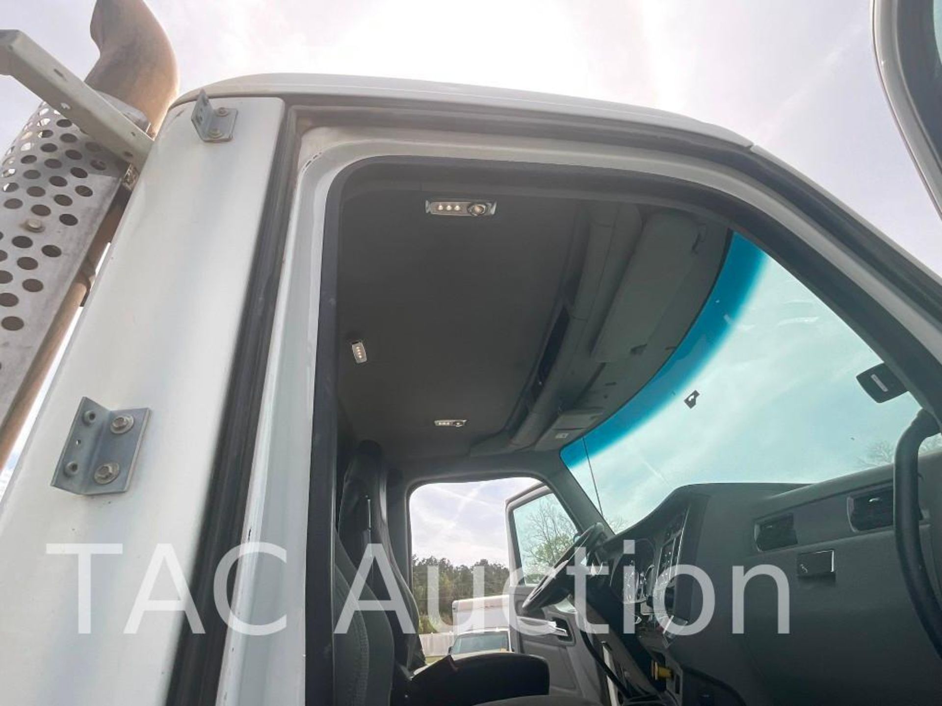 2018 Kenworth T880 Day Cab - Image 19 of 46