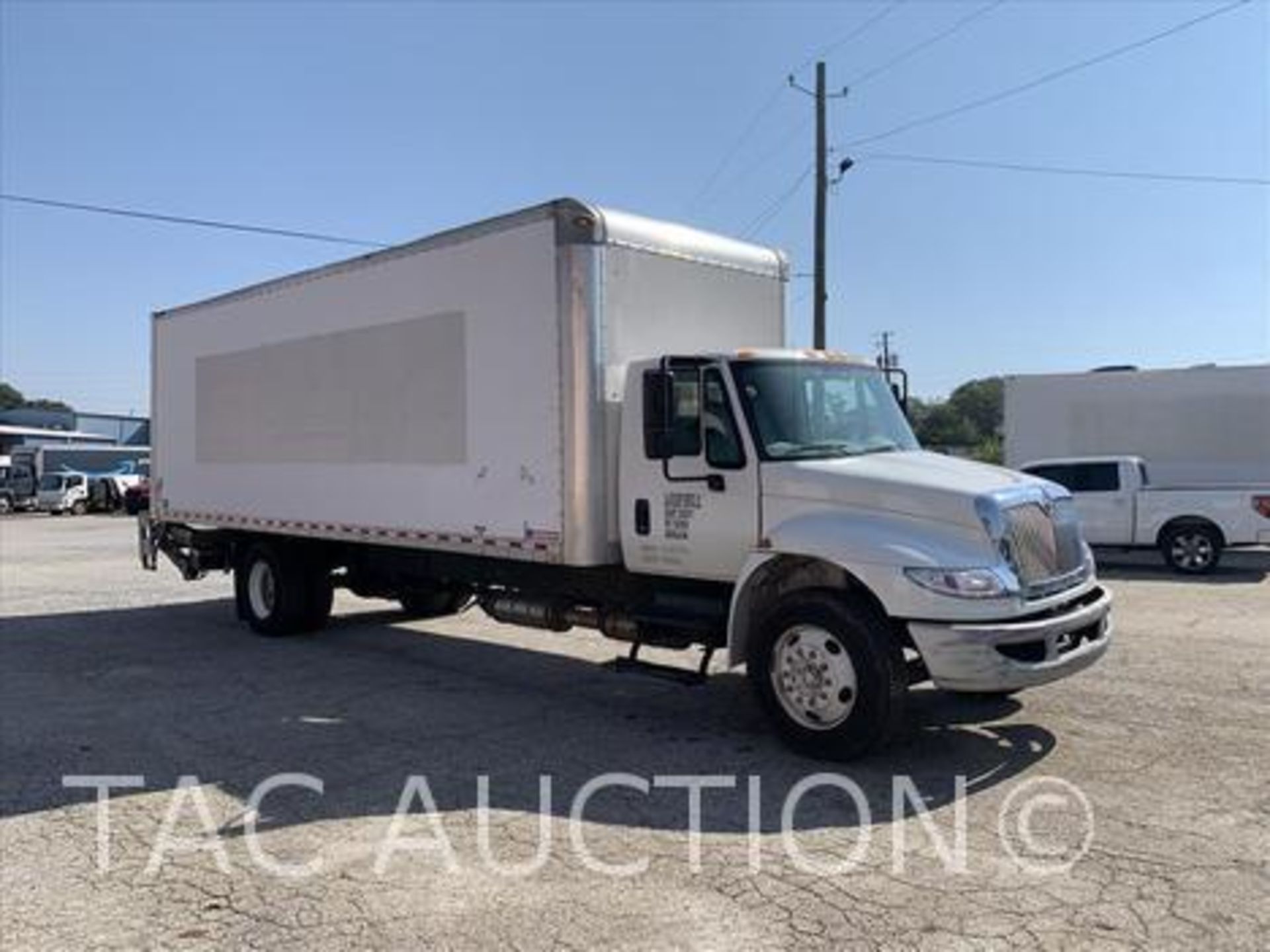 2017 International Durastar 4300 26ft Box Truck