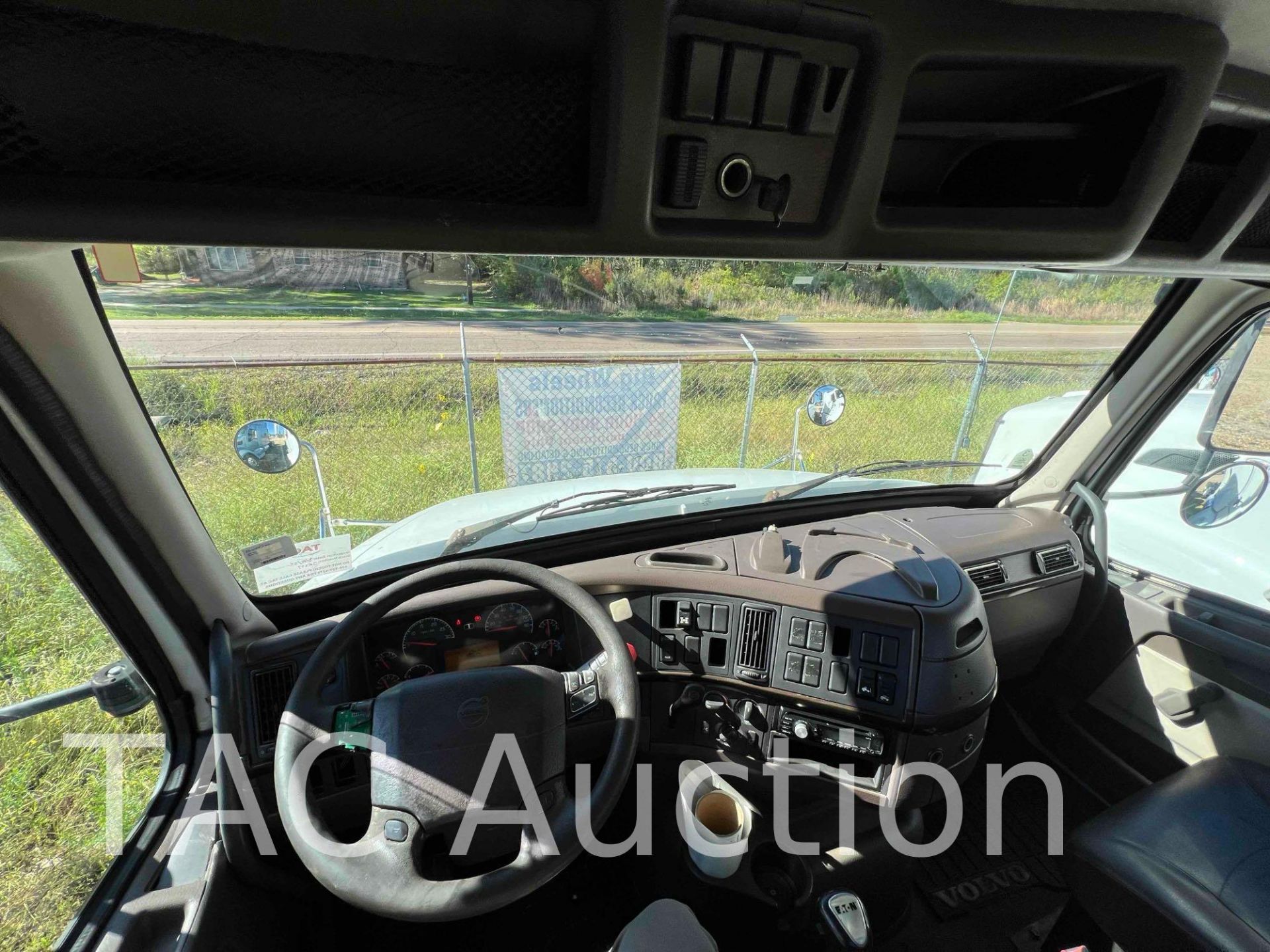 2014 Volvo VNM Day Cab - Image 17 of 64