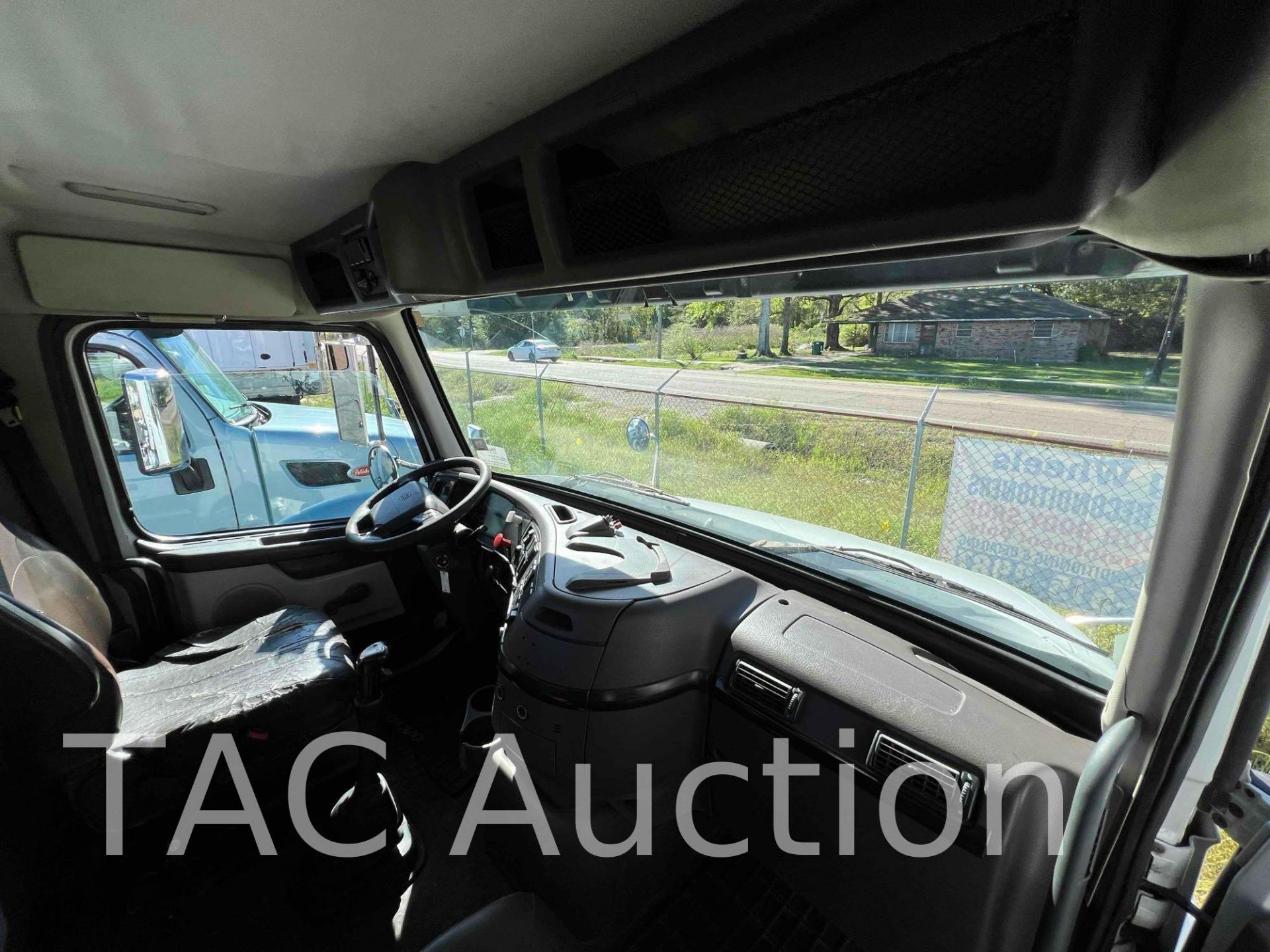 2014 Volvo VNM Day Cab - Image 36 of 64