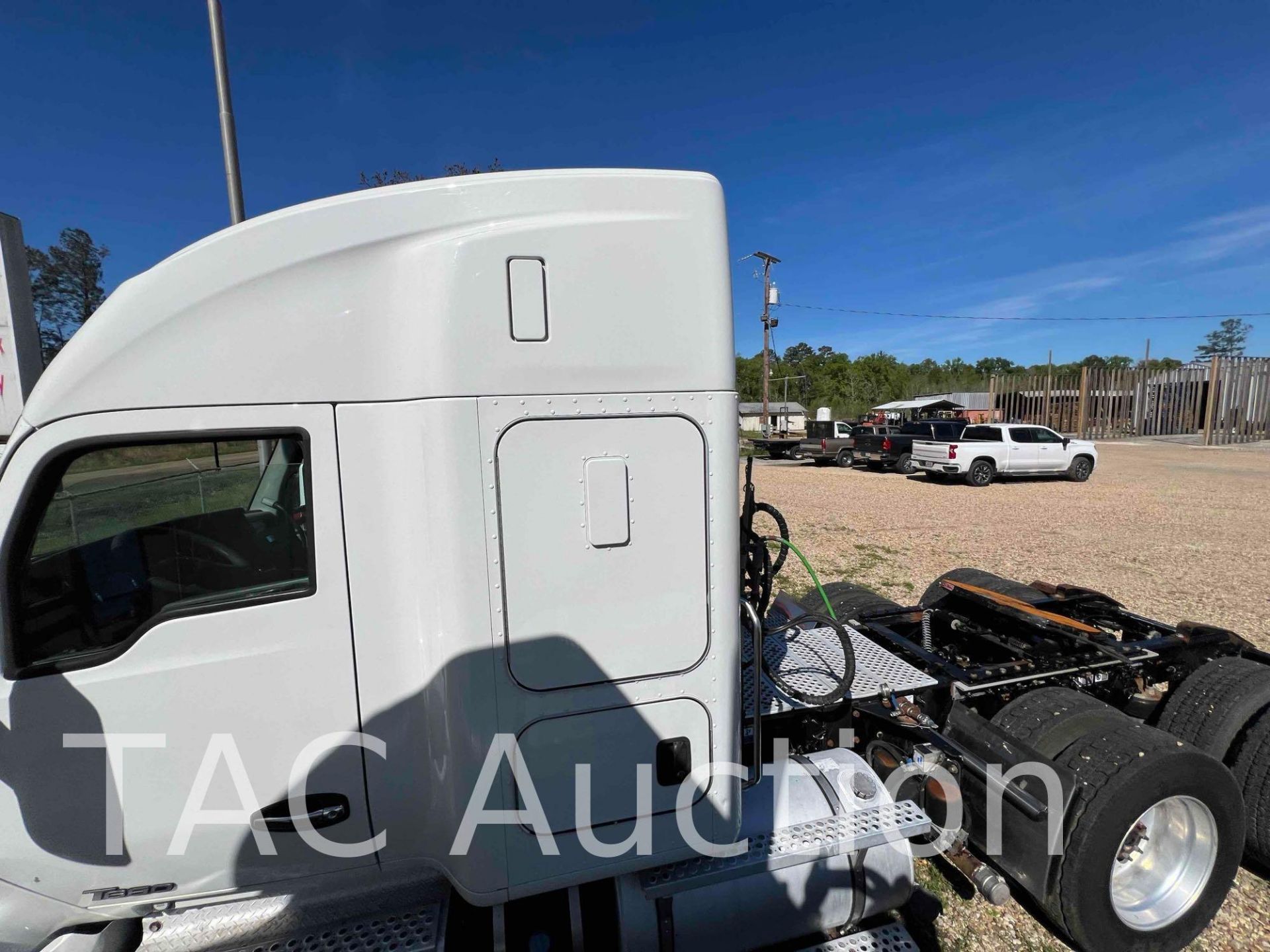 2015 Kenworth T680 Sleeper Truck - Image 3 of 66