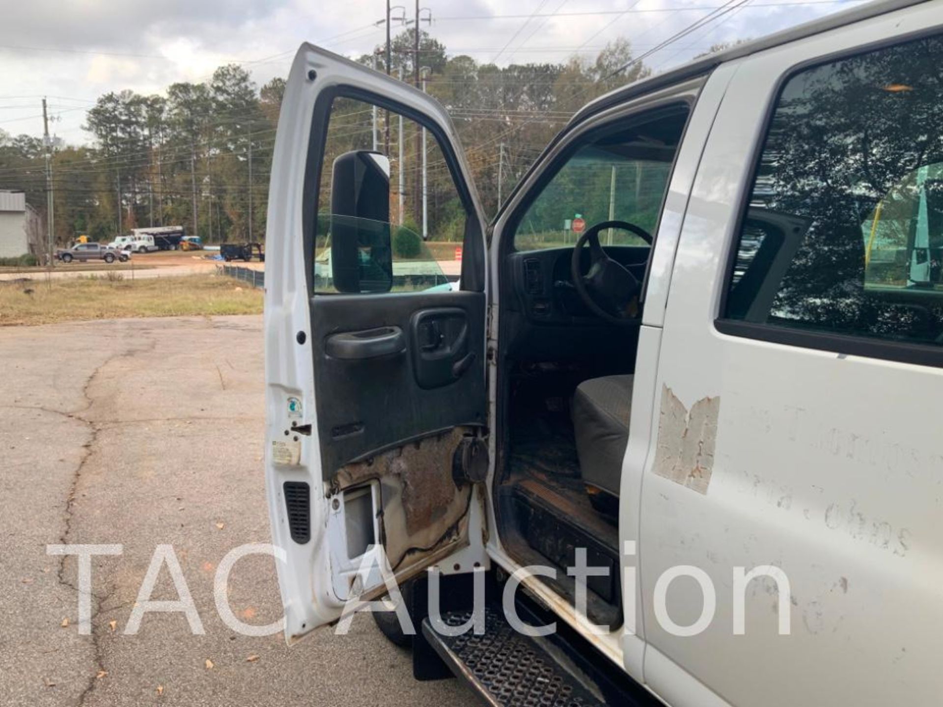 2004 Chevrolet C4500 Crew Cab Flatbed Dump Truck - Image 10 of 43