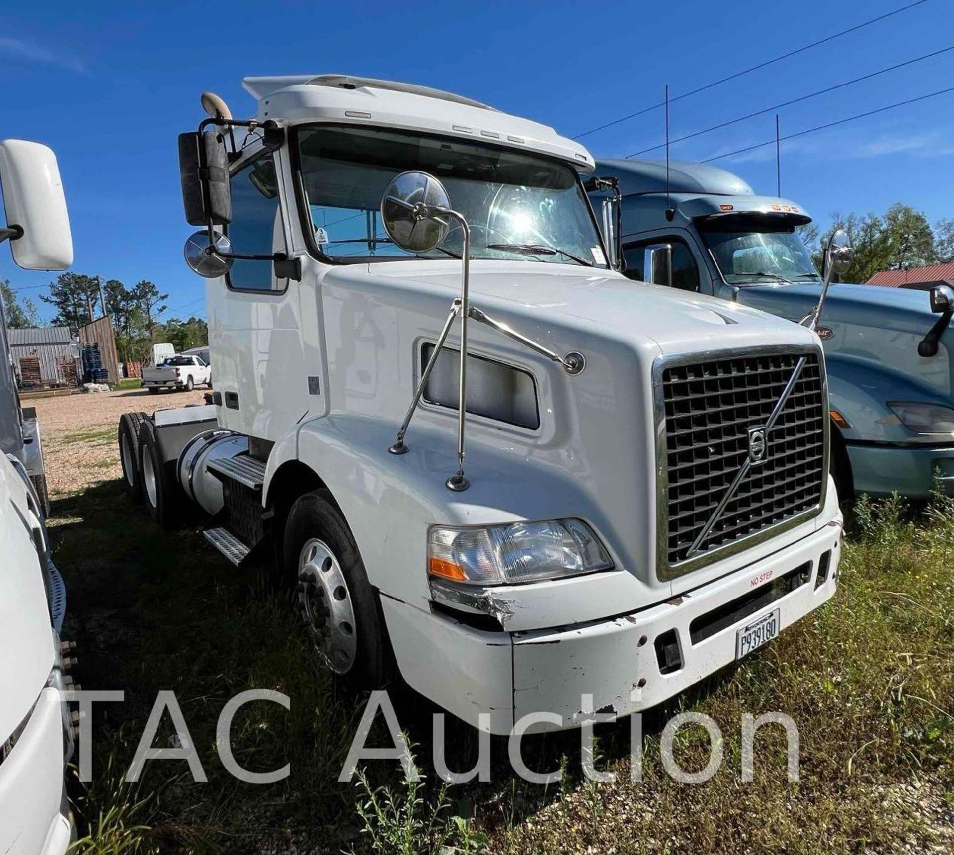 2014 Volvo VNM Day Cab