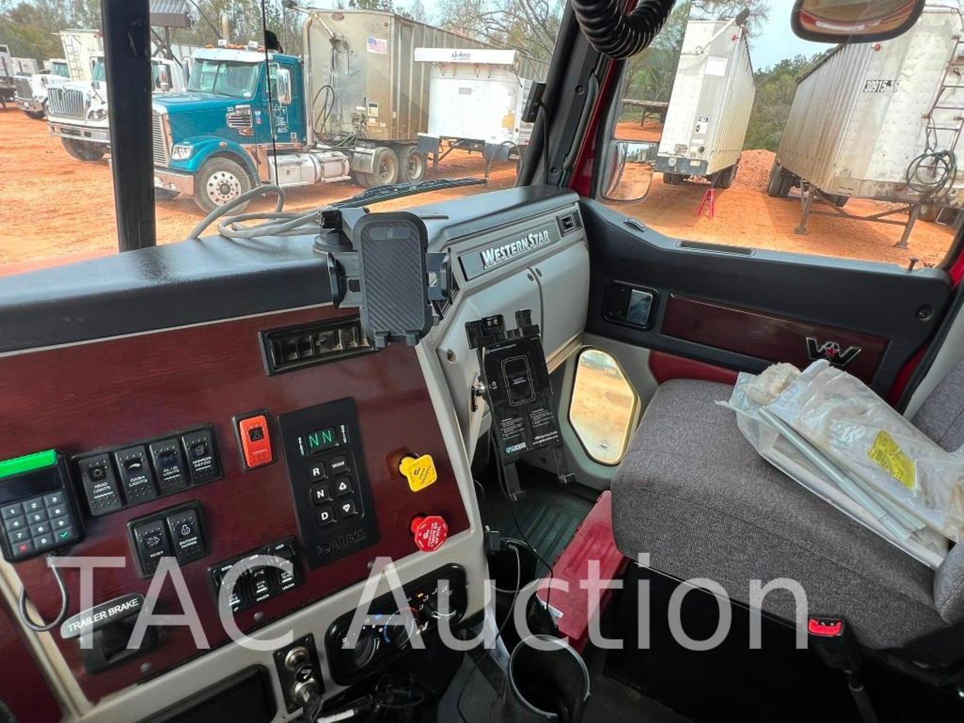 2022 Western Star 4700 SF Tri-Axle Dump Truck - Image 27 of 75