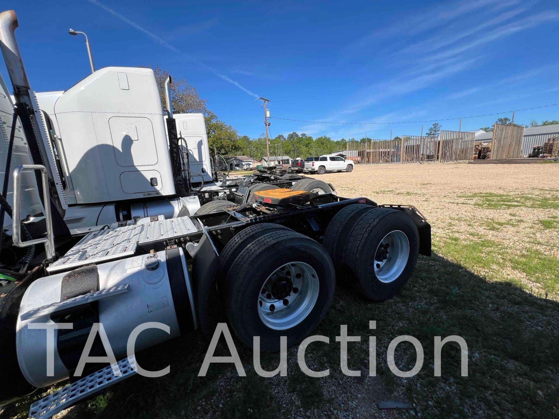 2014 Volvo VNM Day Cab - Image 8 of 64