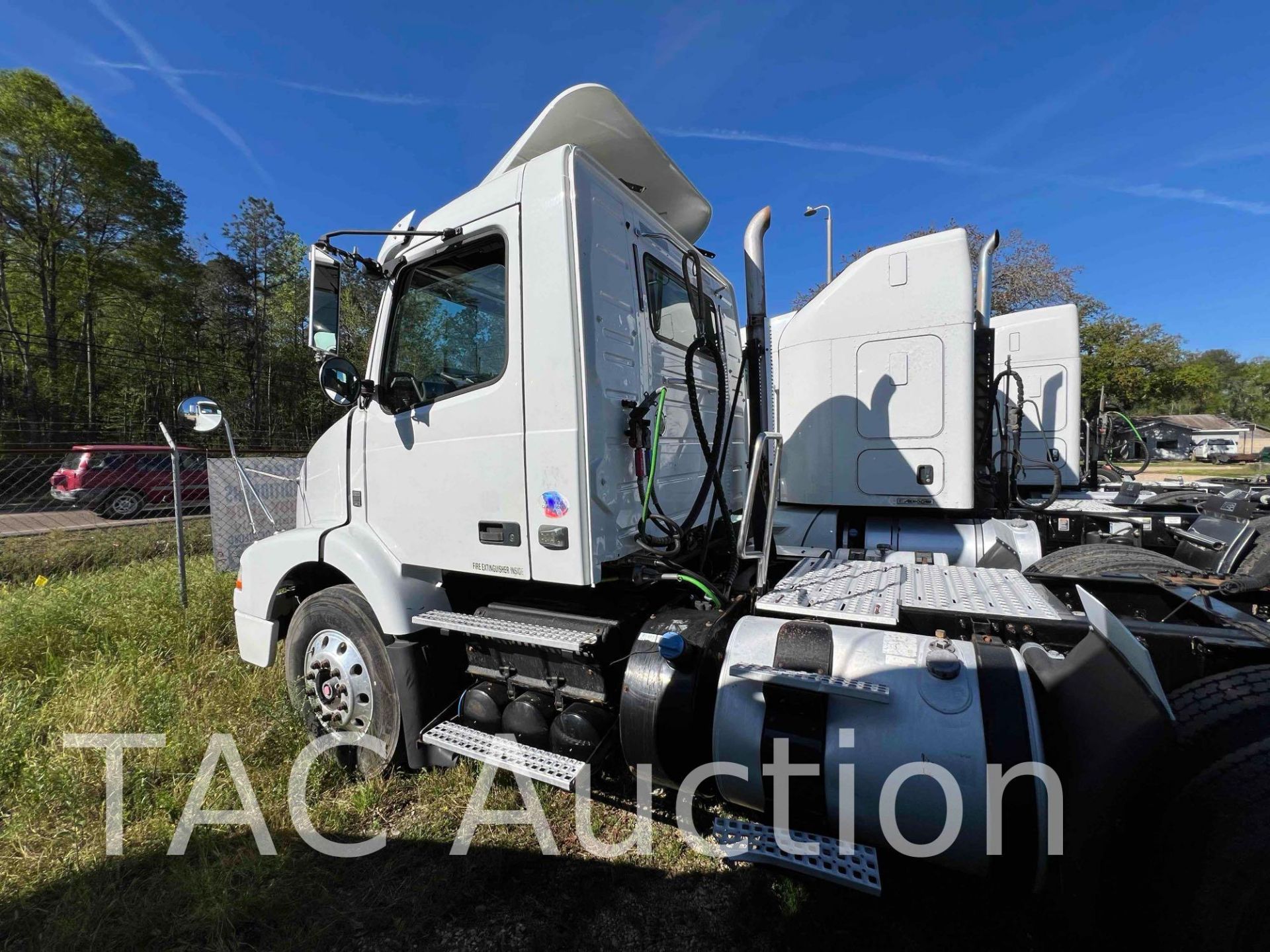 2014 Volvo VNM Day Cab - Image 9 of 64